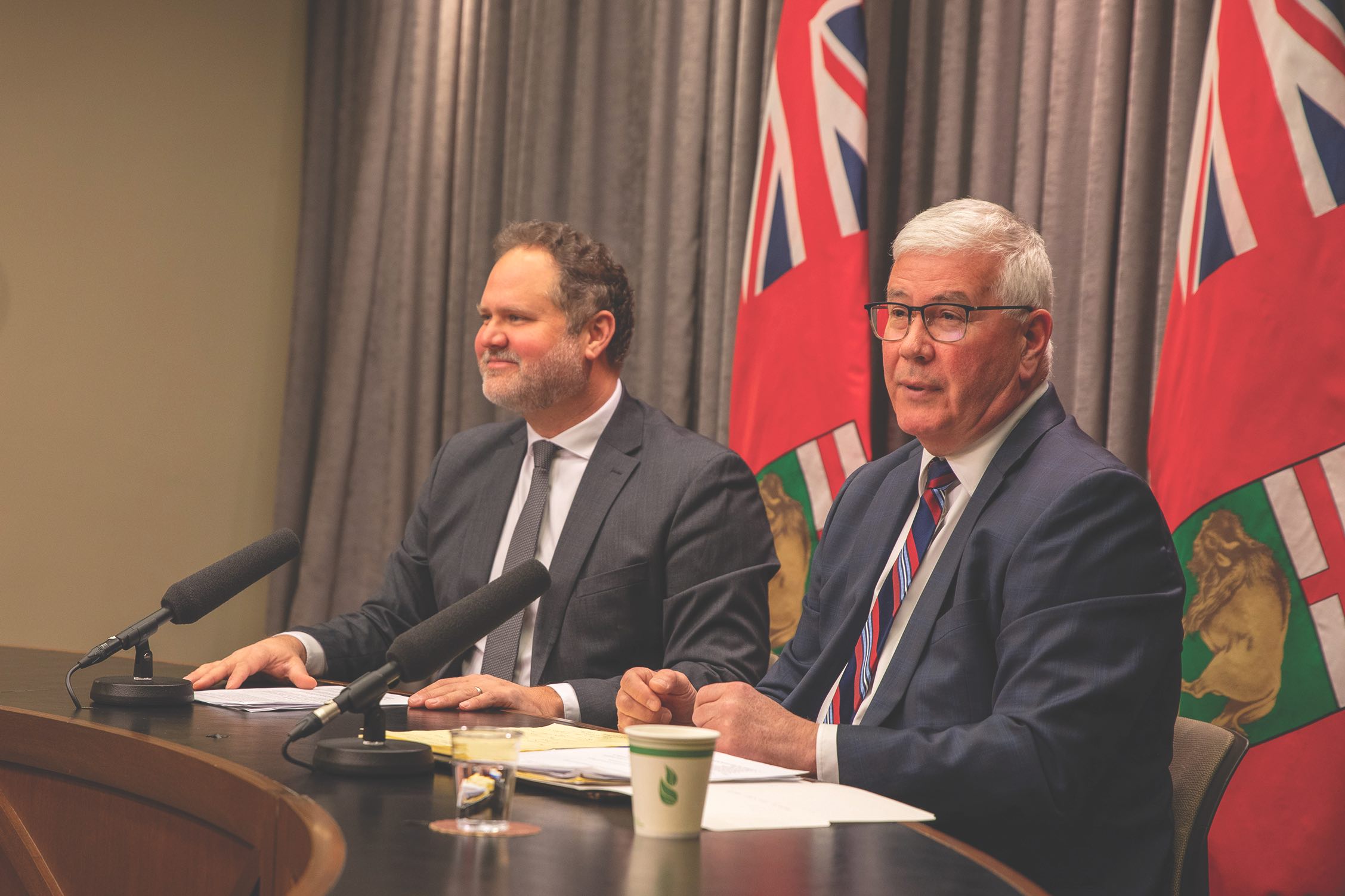 Le ministre de la Justice, Matt Wiebe (à gauce), avec Me Garth Smorang qui dirigera cette enquête.