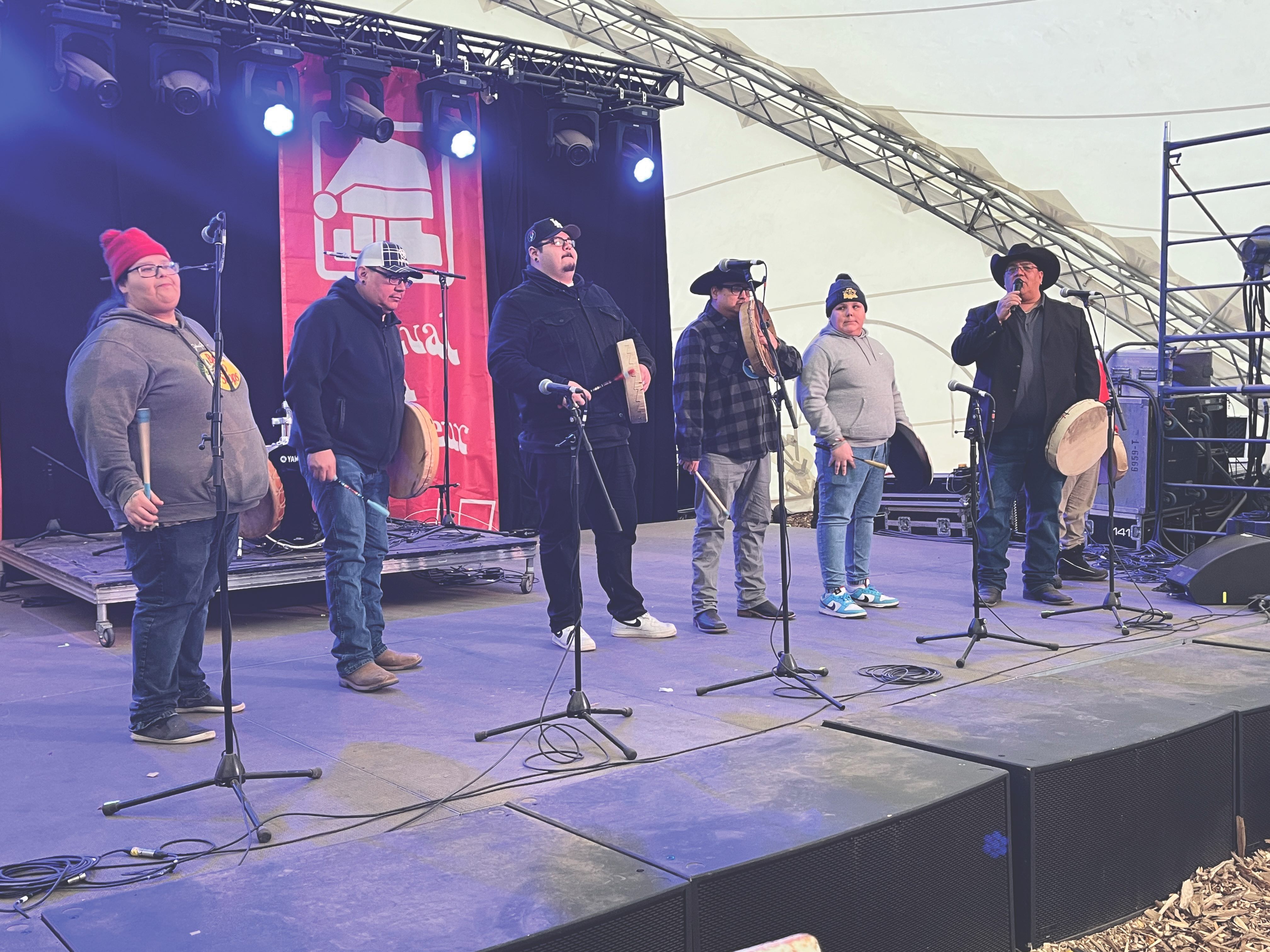Pendant la cérémonie de clôture de l’édition 2025 du
Festival du Voyageur, le 23 février, les Spirit Sands
Singers ont mené les festivaliers dans une danse de
l’amitié au rythme de leurs tambours. Un moment
de partage émouvant pour clore les festivités.
