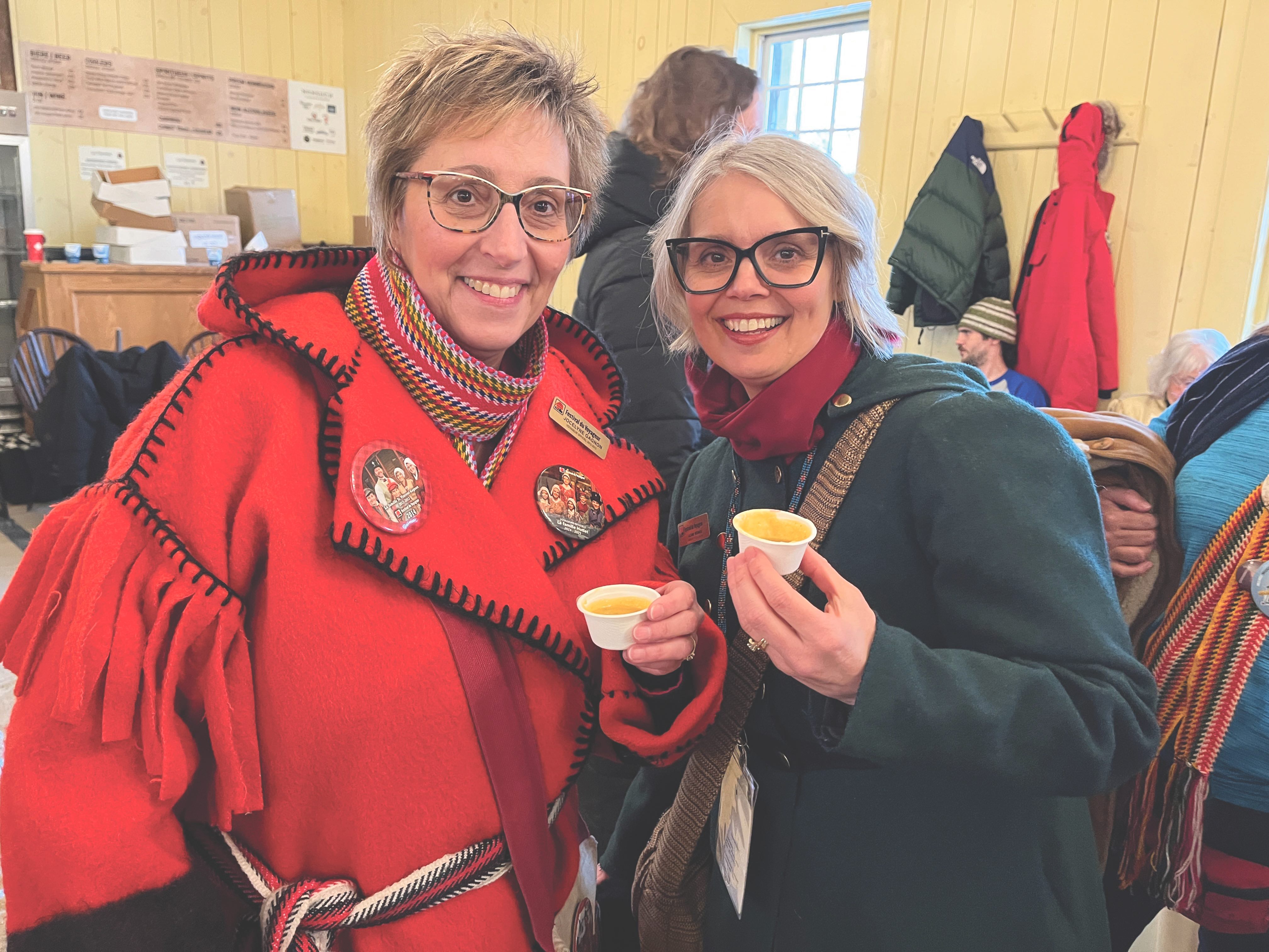 Jocelyne Gagnon (à gauche) et Liliane Régnier se régalent de soupe aux pois dans la Maison du Bourgeois, à l’occasion du Concours de soupe au pois, le 23 février, qui a vu s’affronter huit restaurants différents, chacun avec leur propre
recette. C’est la Brasserie Nonsuch qui a finalement
remporté les prix du jury et du public! 