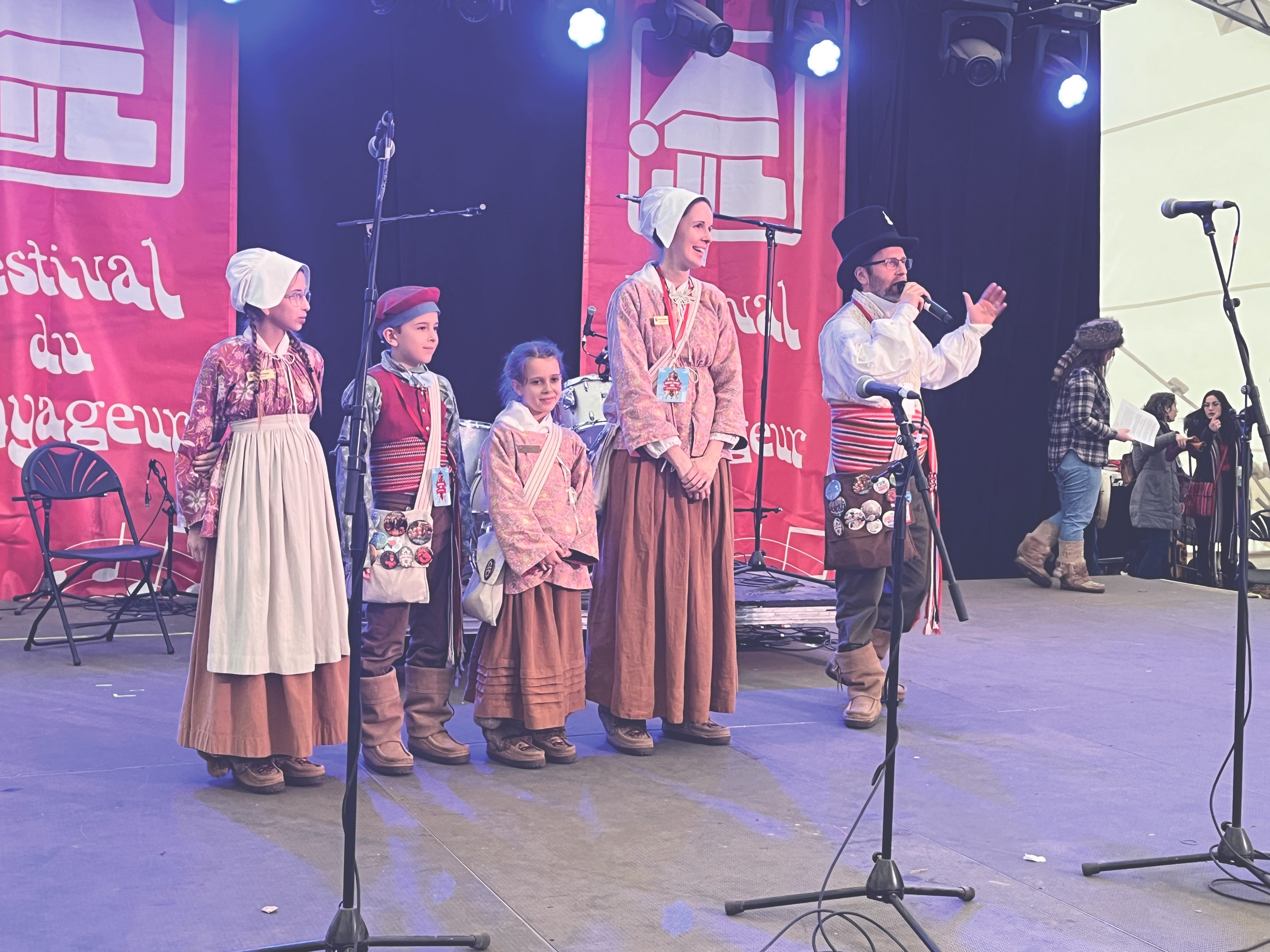 Pour la famille Hutlet, ce dernier jour du
56e Festival du Voyageur était doublement
important : c’était non seulement leur dernier
jour au Festival en tant que famille officielle, mais
aussi le 7e anniversaire de leur plus jeune fille,
Mia! De gauche à droite sur la photo : Élise, Rémi,
Mia, Danièle et Phil Hutlet. Absente : l’aînée de la
famille, Danika Hutlet, qui participait au Concours
de violon au Relais du Voyageur.