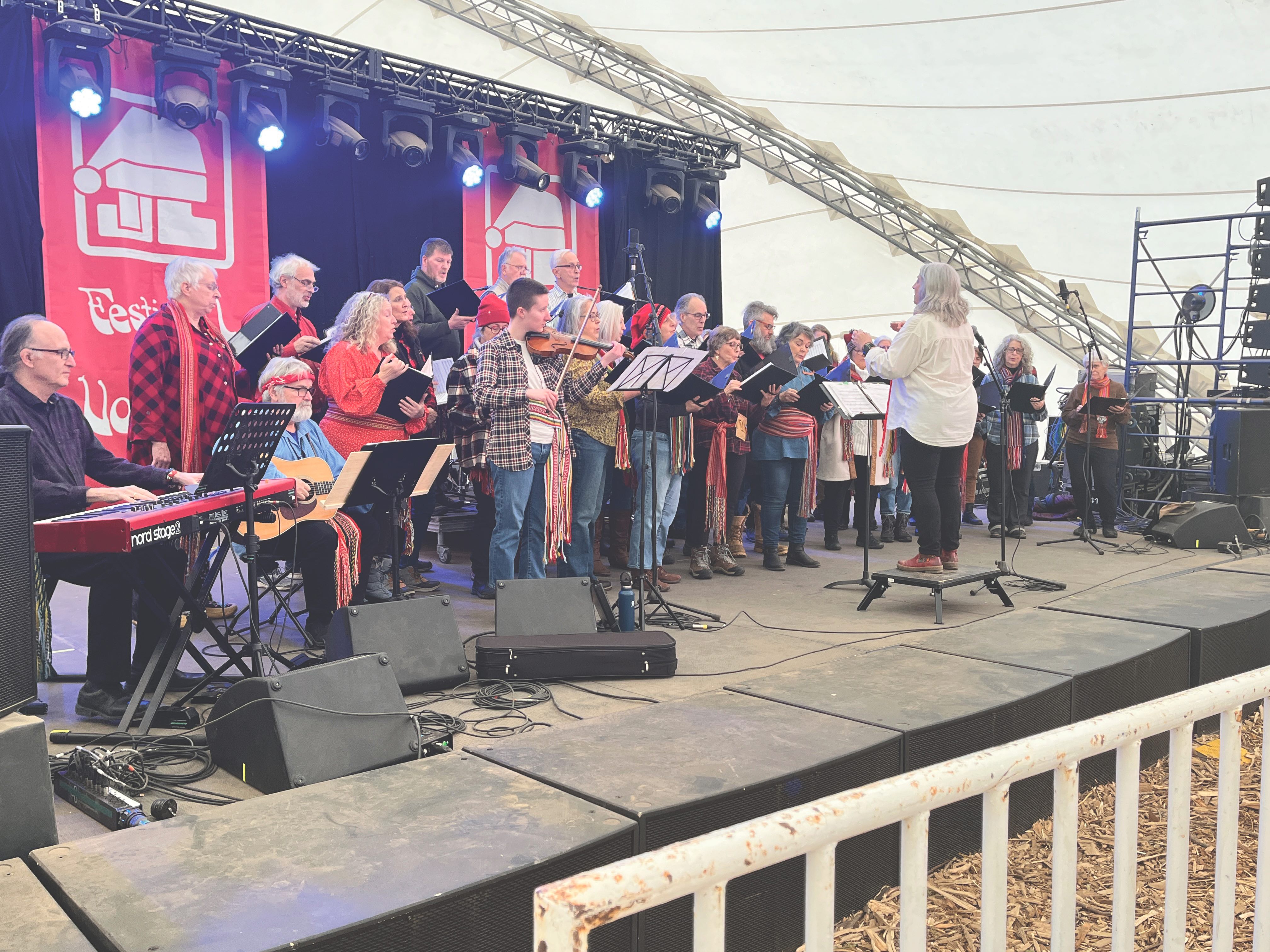 La chorale Les Blés au vent a eu le privilège d’être les derniers à chanter avant la cérémonie de clôture du 56e Festival du Voyageur, dans la Tente Rivière-Rouge, le 23 février. 