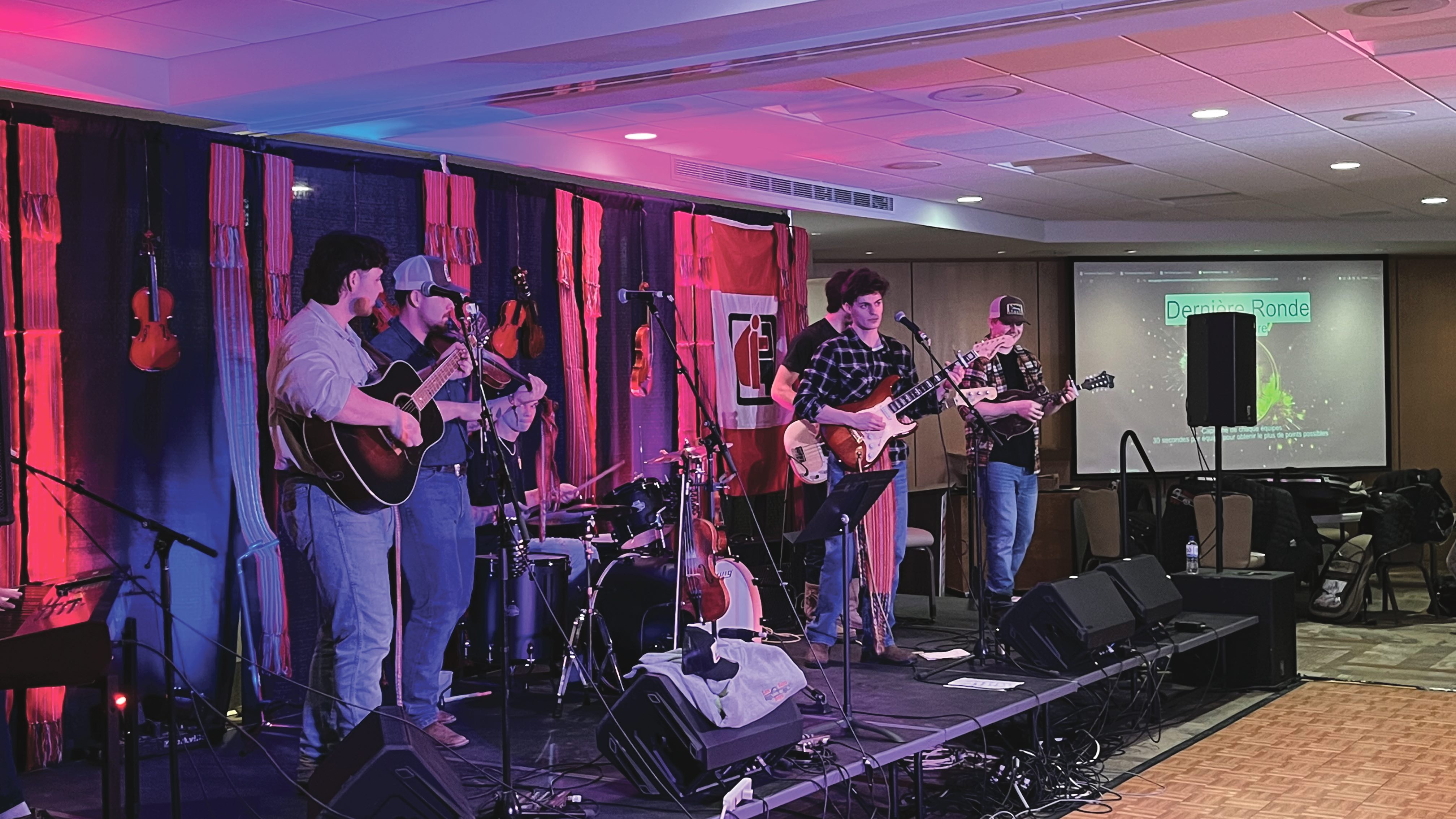 Le groupe manitobain Les Barn Boys était à l’auberge du violon le
samedi 22 février pour leur dernière représentation au Festival du Voyageur 2025.