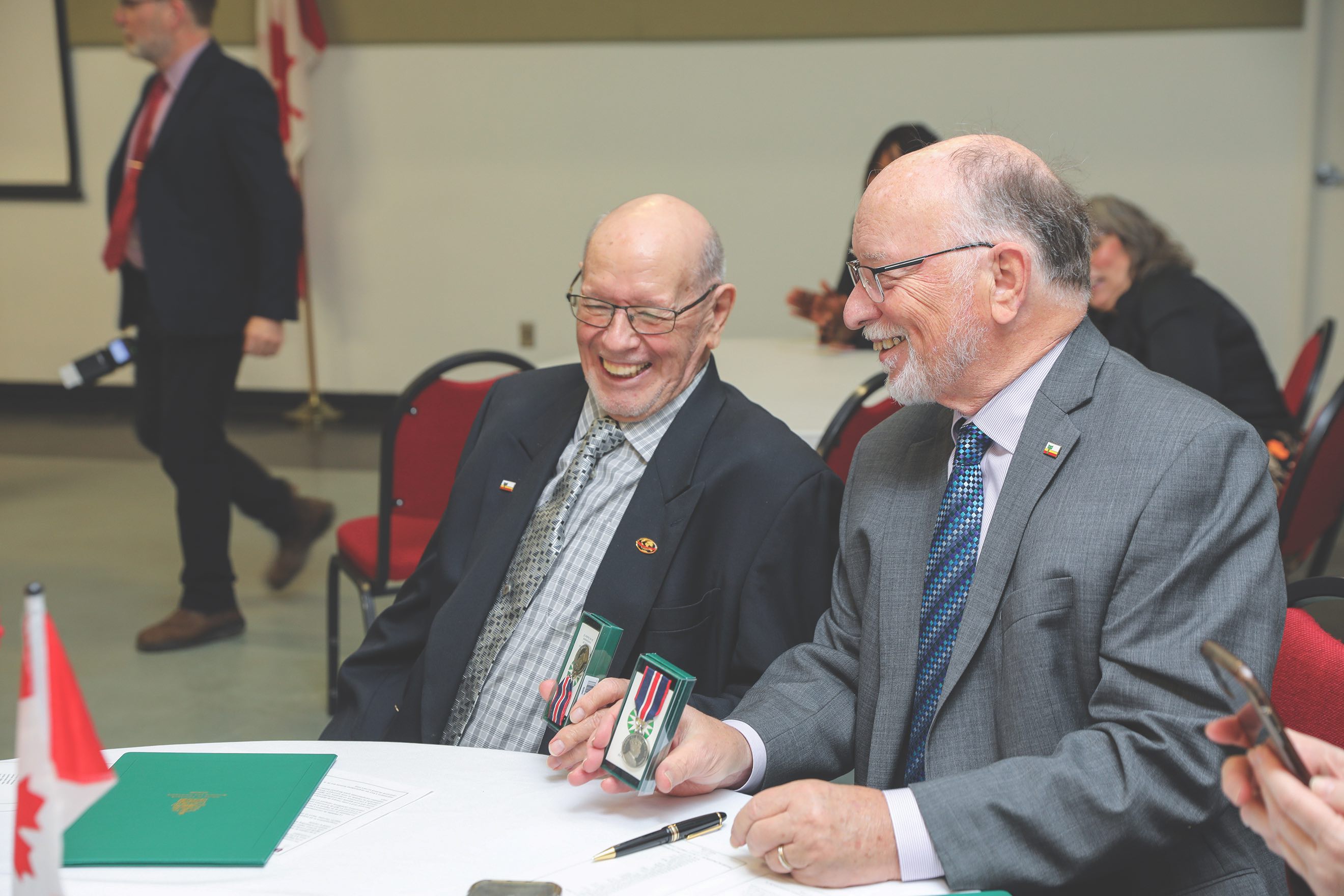 Lucien Loiselle et Walter Kleinschmit, après avoir reçu
leur médaille du couronnement du roi Charles III.