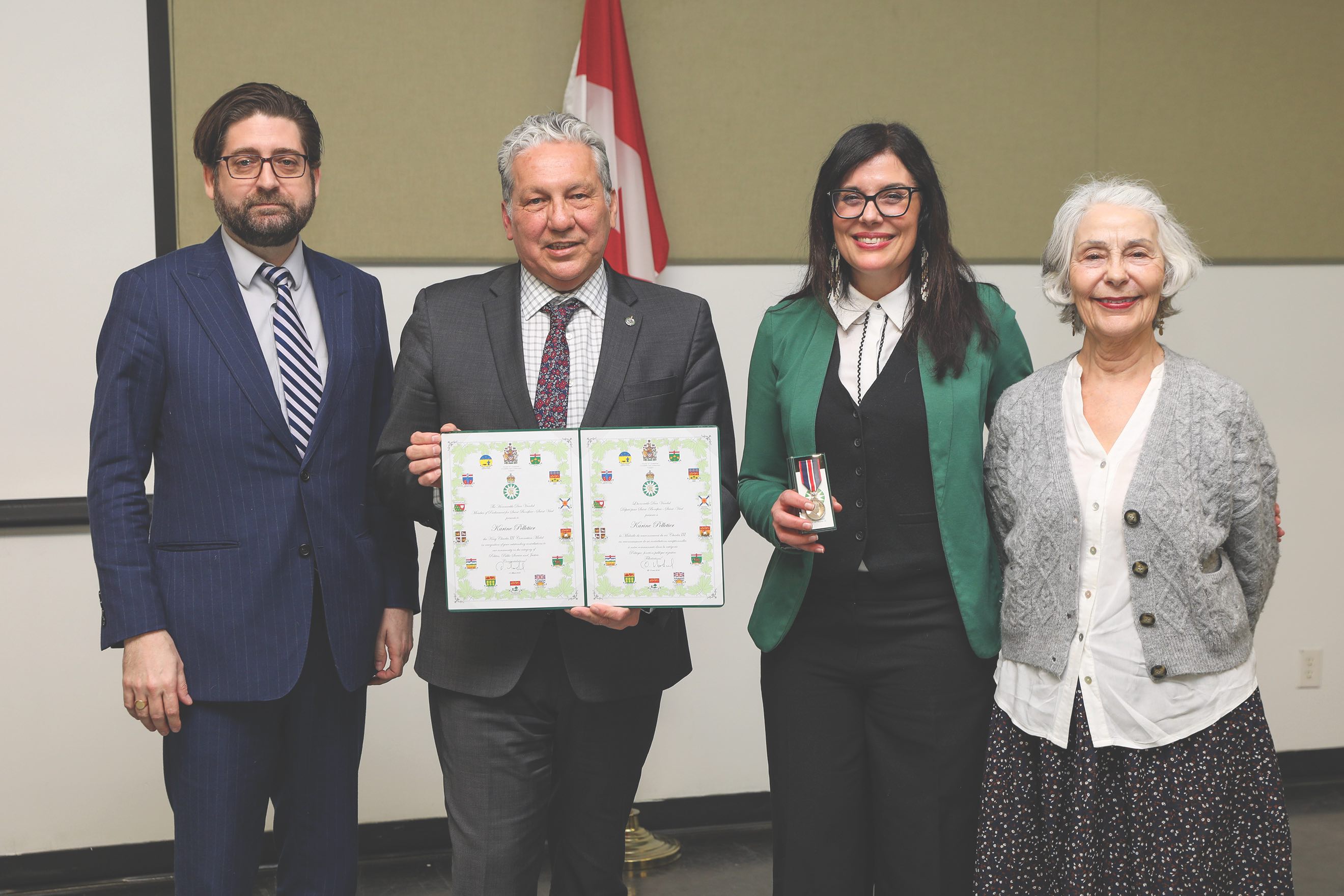 Karine Pelletier, première francophone et première Métisse à présider la Commission du travail du Manitoba.
(De gauche à droite) Christian Monnin, Dan Vandal, Karine et Marjolaine Pelletier. 