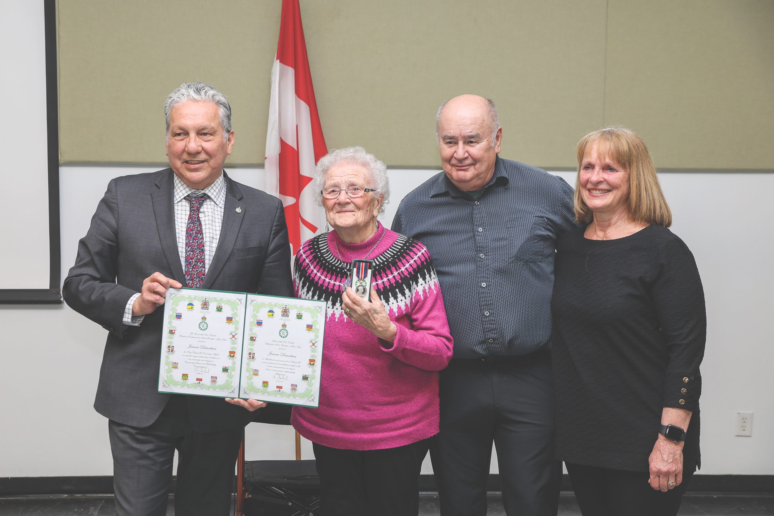 À 98 ans, Jeanne Desrochers a été récompensée pour
son engagement communautaire. : (De gauche à droite)
Dan Vandal, Jeanne Desrochers, Raymond Desrochers
et Diane Desrochers.