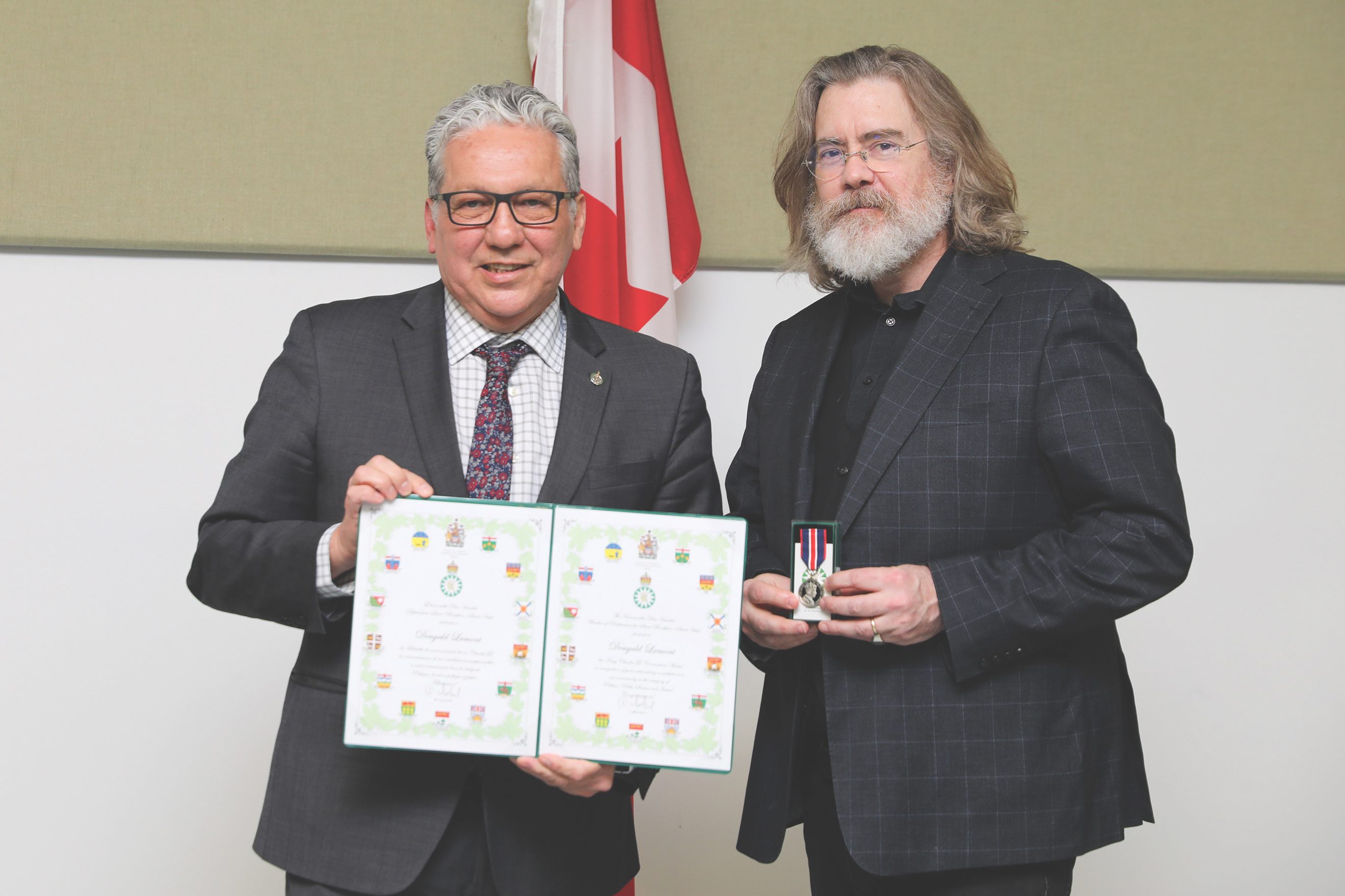 Dougald Lamont en train de recevoir sa Médaille. 