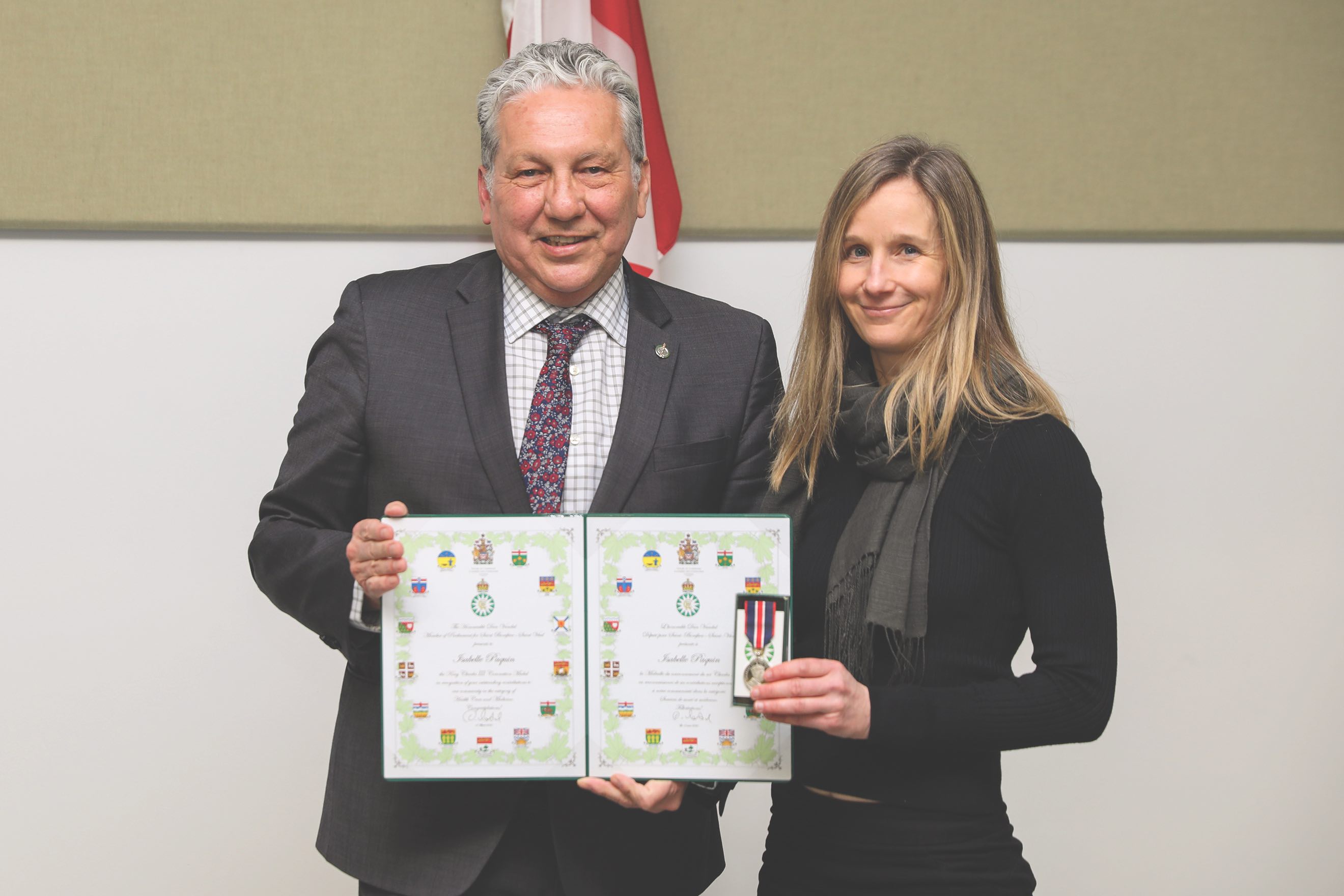 Dan Vandal a remis une médaille à la Dre
Isabelle Paquin, médecin de famille au Centre de santé de Saint-Boniface.