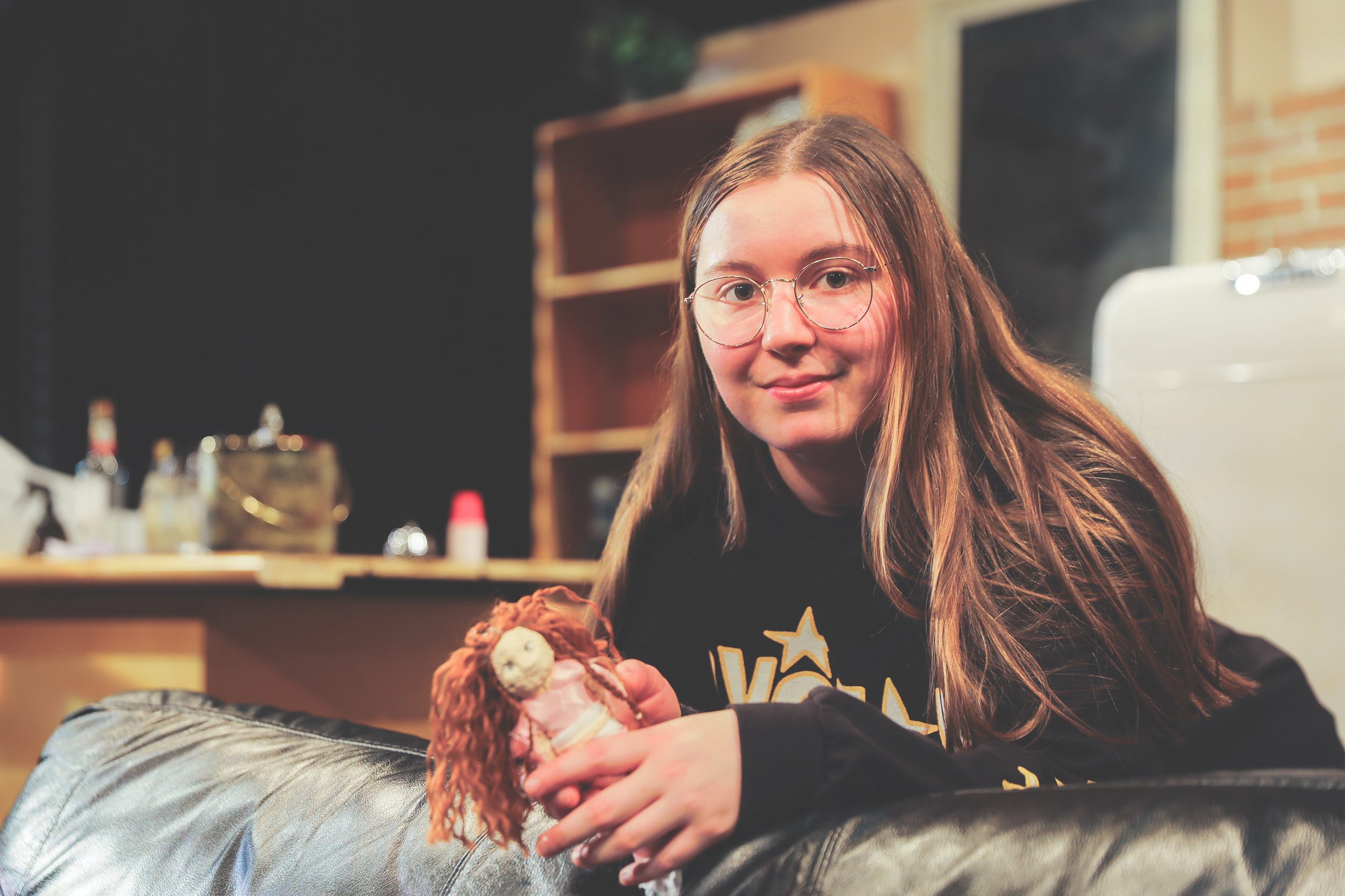 Tai Morneau, étudiante et comédienne de la troupe Chiens de soleil, parle de la nouvelle pièce « Latte, Love & Meurtre ».