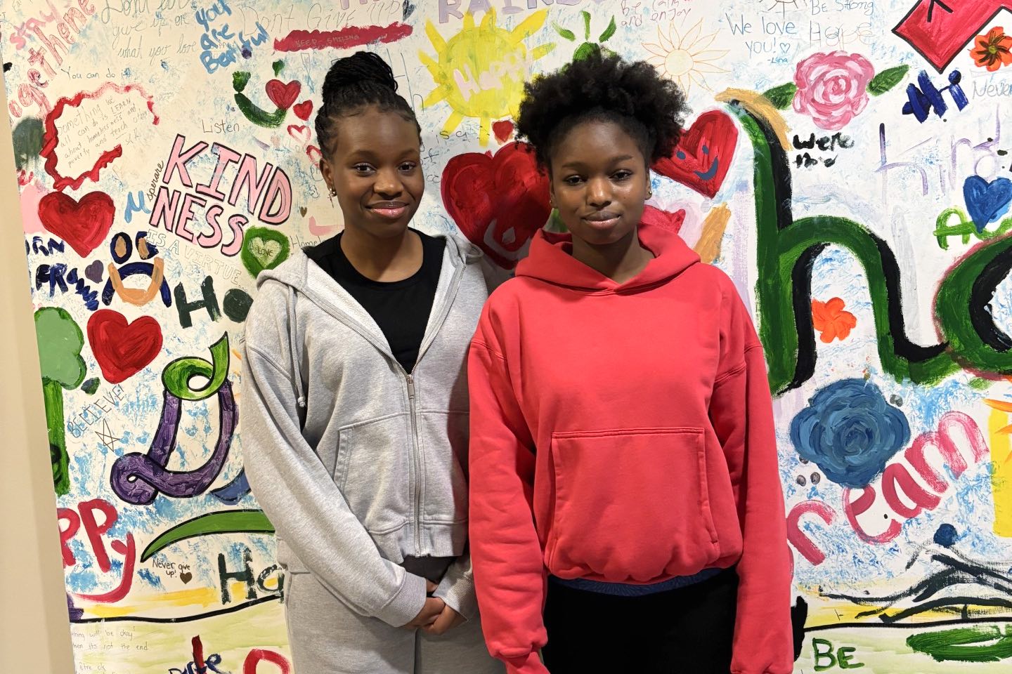 Stella Dijeh (à gauche) et Gift Opoola étaient toutes les deux invitées à la soirée d’excellence du Collège Béliveau en décembre 2024, qui reconnaissait les succès académiques de certains élèves.