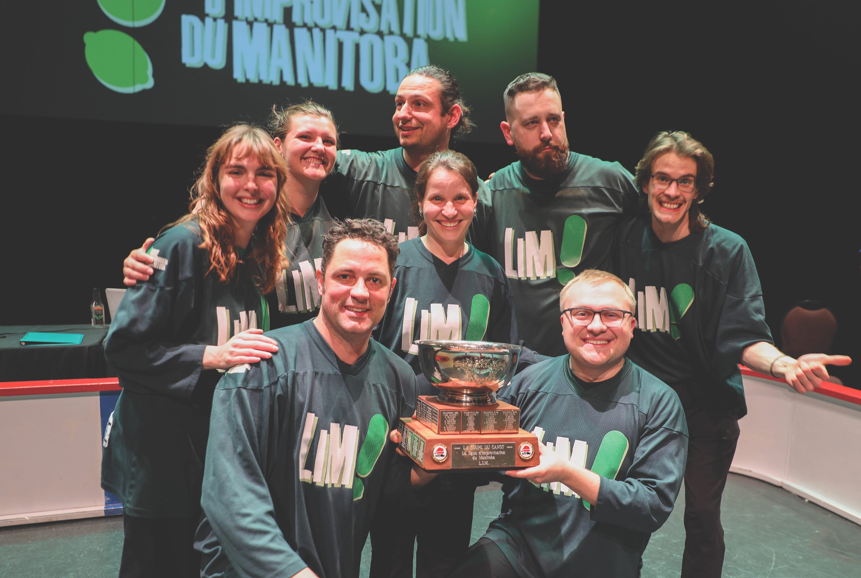 L’équipe des Verts soulevant la Coupe Canot.