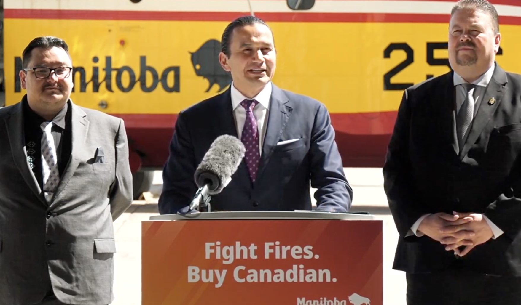Wab Kinew, premier ministre du Manitoba, était notamment accompagné du député de Thompson, Eric Redhead et du ministre des Ressources naturelles et des Futurités autochtones, Ian Bushie.