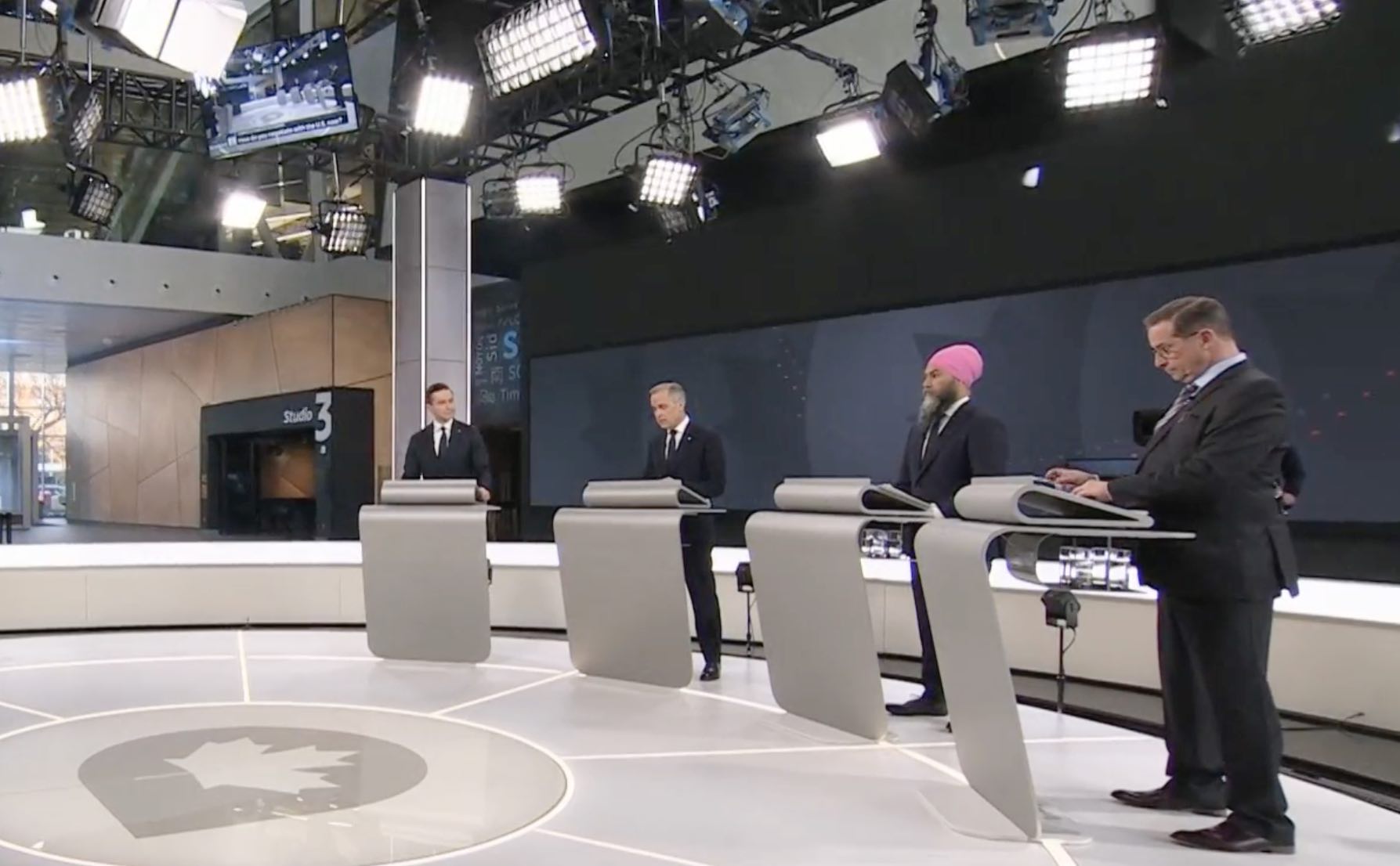 Pierre Poilievre (Parti conservateur), Mark Carney (Parti libéral), Jagmeet Singh (NPD) et Yves-François Blanchet (Bloc Québécois) participaient à ce débat en anglais.