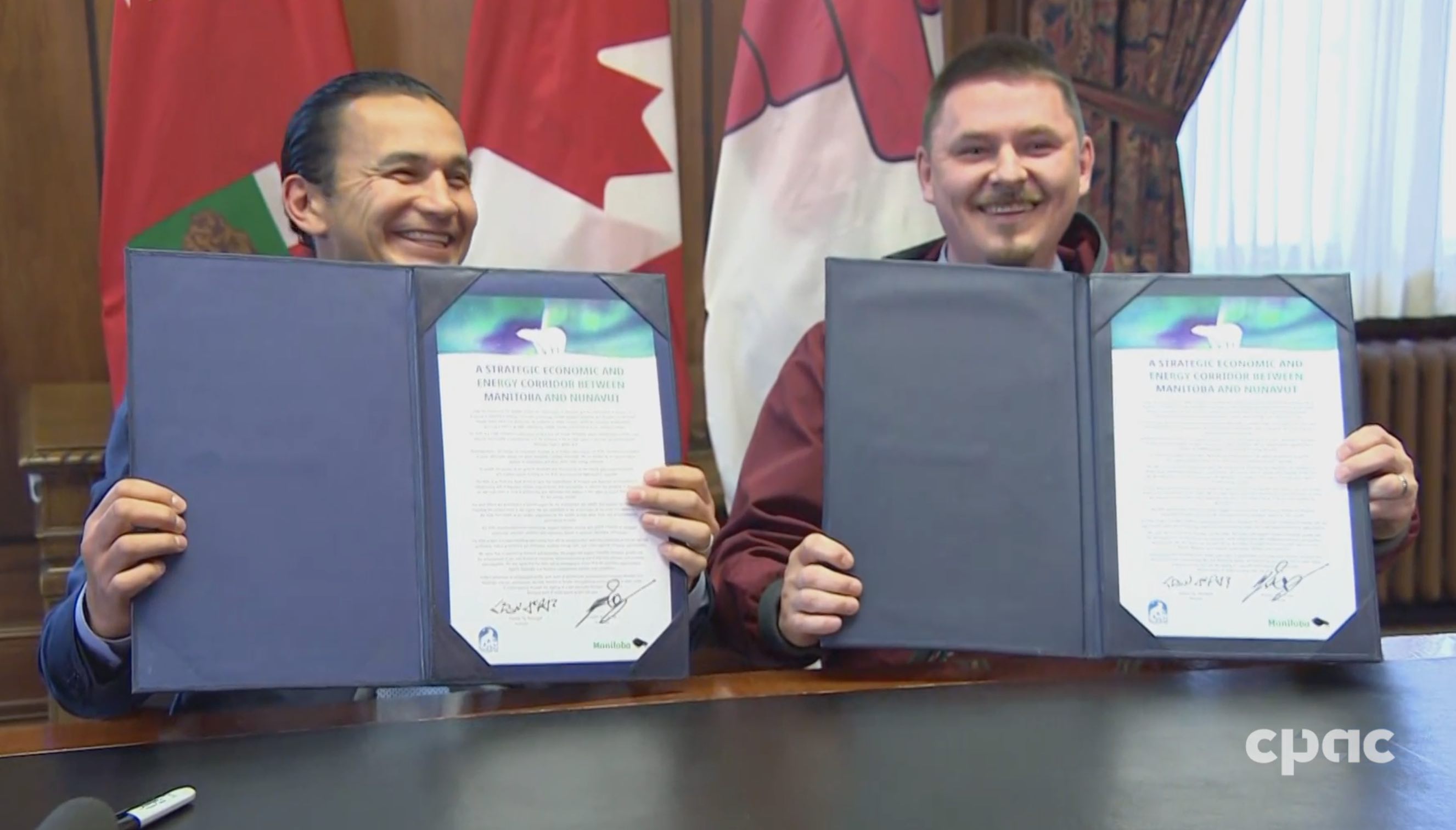 Le premier ministre du Manitoba, Wab Kinew, et celui du Nunavut, P.J. Akeeagok ont signé une déclaration commune concernant un corridor énergétique.