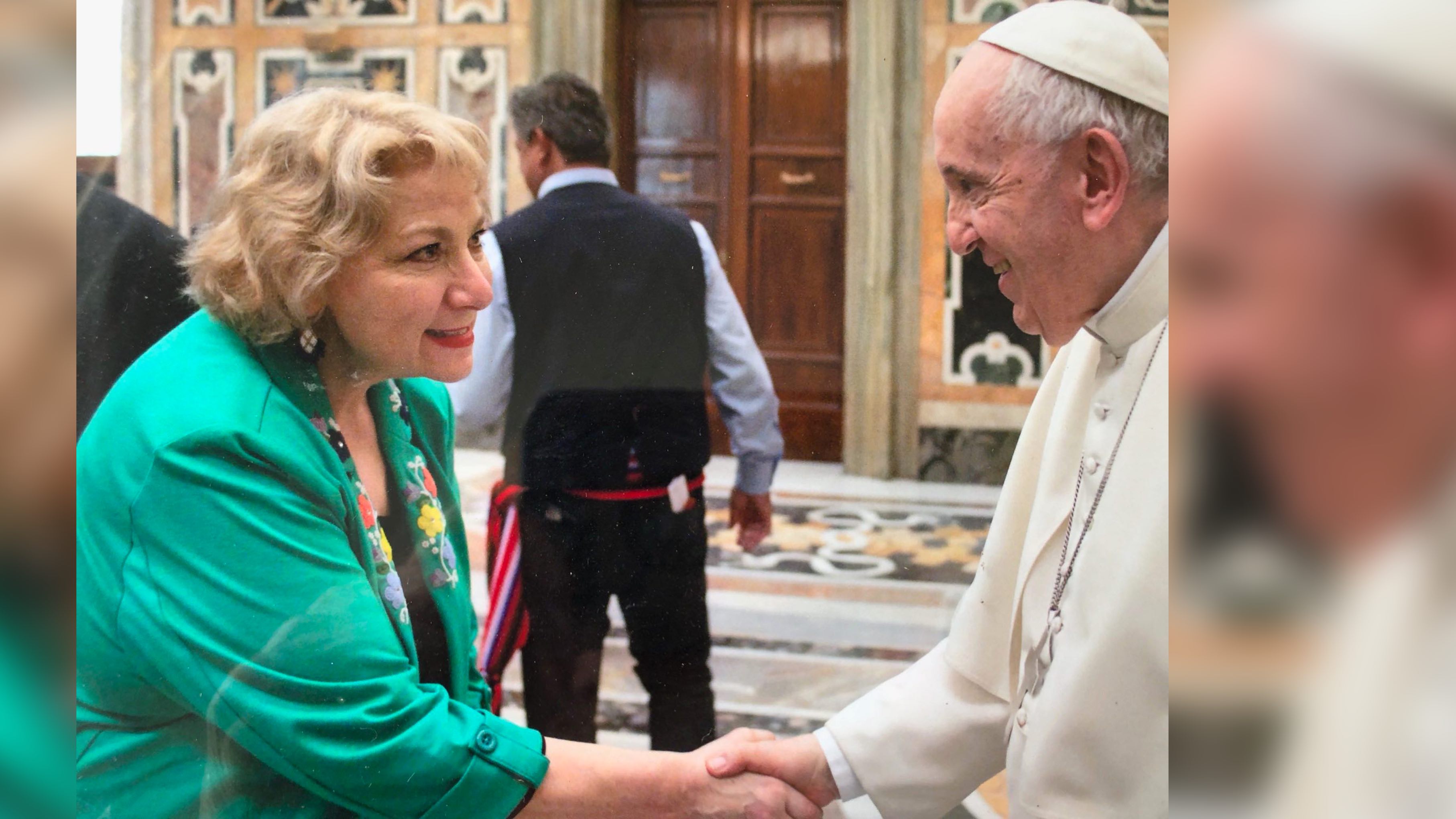 Paulette Duguay avec le pape François en 2022.