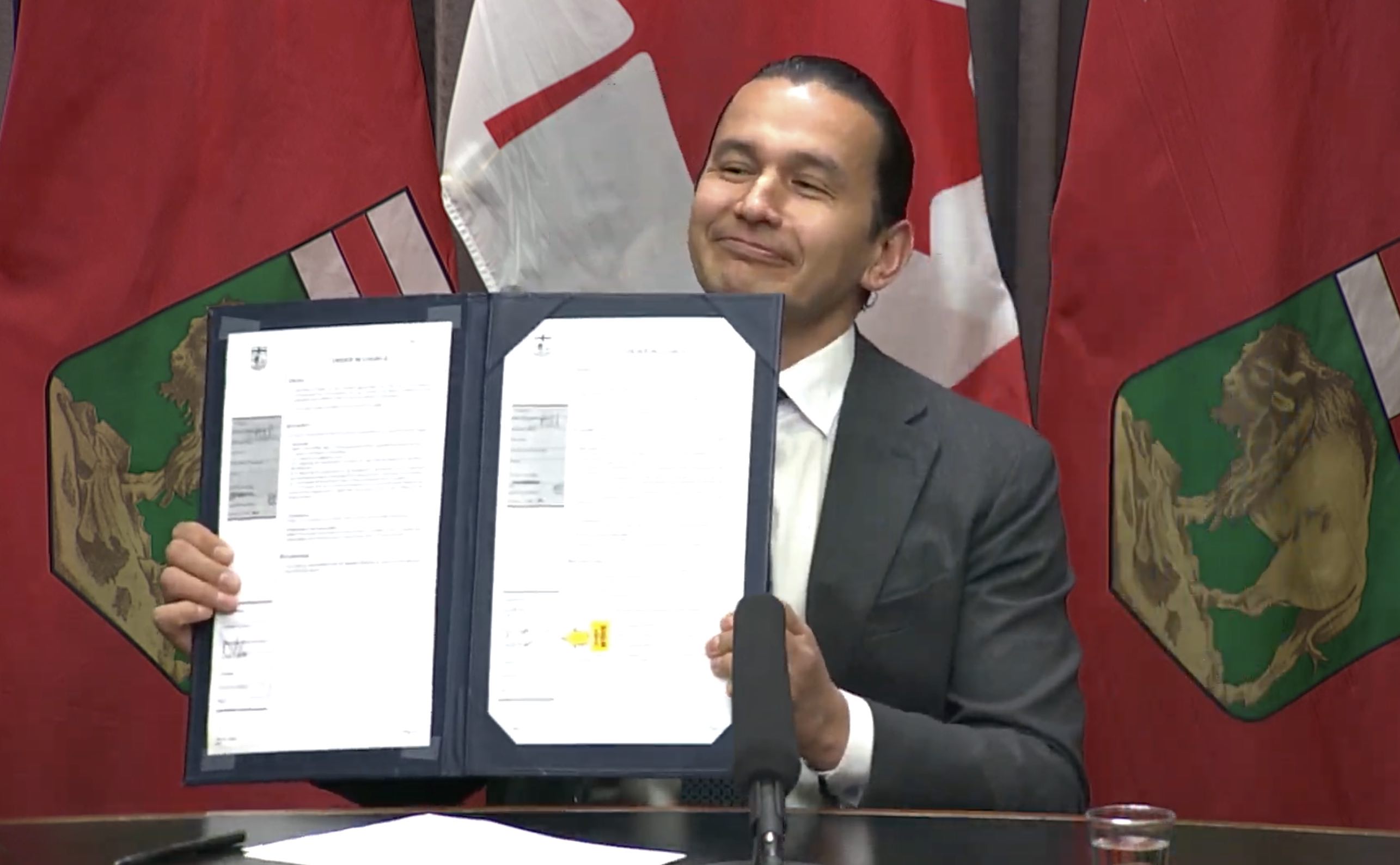 Le premier ministre Wab Kinew a signé des décrets pour exporter de l'électricité vers des marchés locaux.