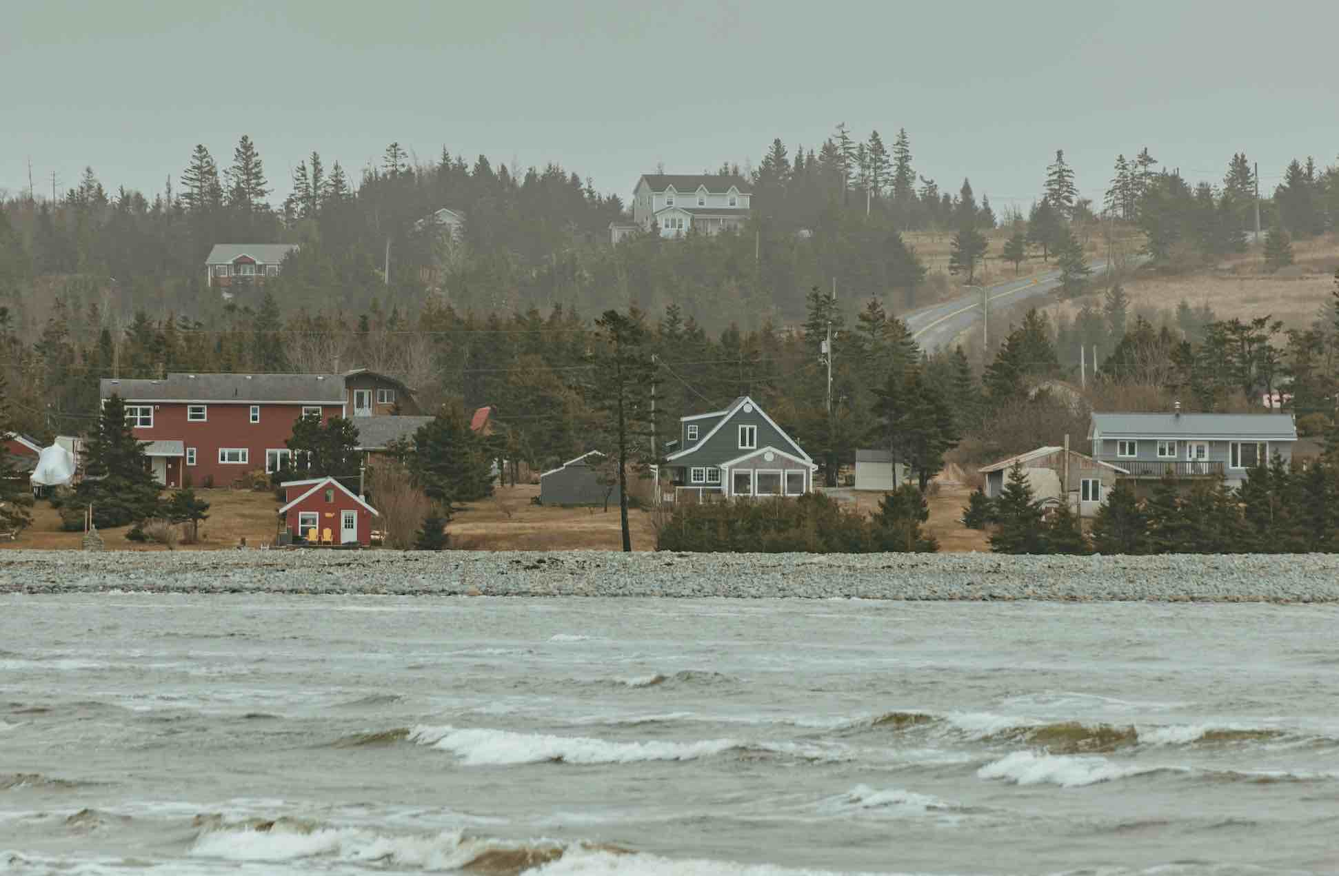 Face à l’érosion des côtes et à la montée des eaux, plusieurs communautés au Canada sont contraintes de repenser leur avenir et, dans certains cas, d’envisager la relocalisation pour assurer leur sécurité et préserver leur mode de vie.