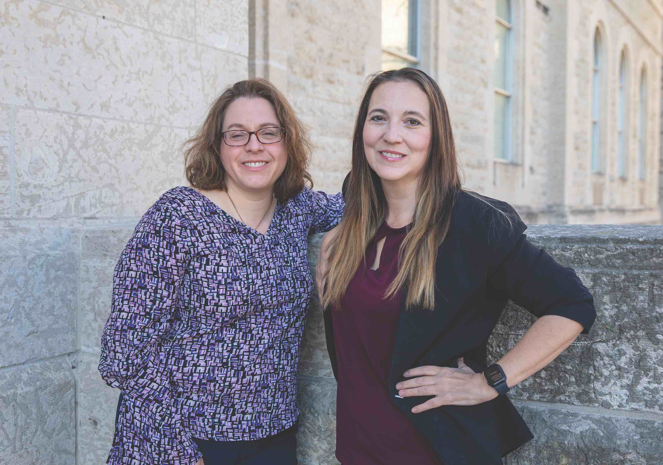 Aileen Clark (à gauche), directrice de la Division de l’éducation permanente à l’USB et Sylvie Laurencelle-Vermette, vice-présidente des communications et du marketing à la Caisse Assiniboine.