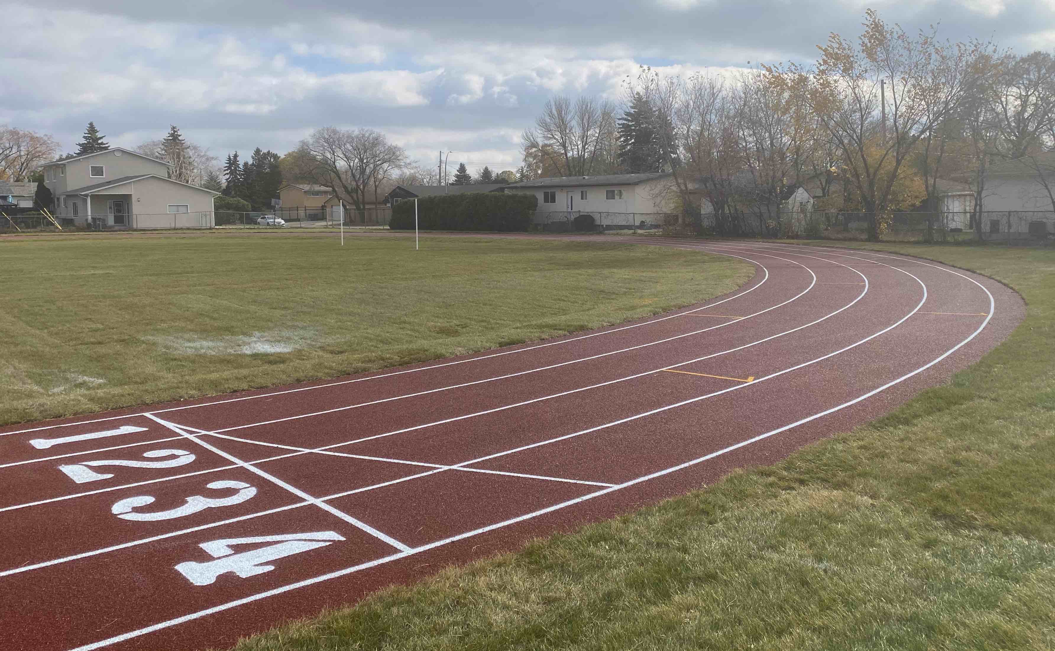 La piste a maintenant une nouvelle couche d'asphalte, un revêtement de caoutchouc et quatre voies pour la course.