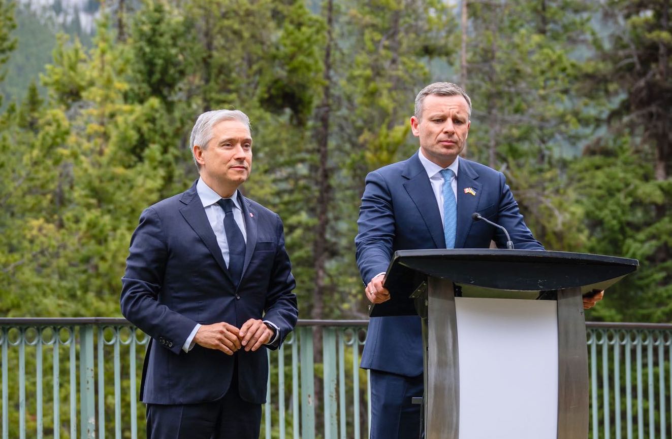 François-Philippe Champagne, ministre des Finances du Canada, avec à sa gauche Sergii Marchenko, le ministre des Finances ukrainien.