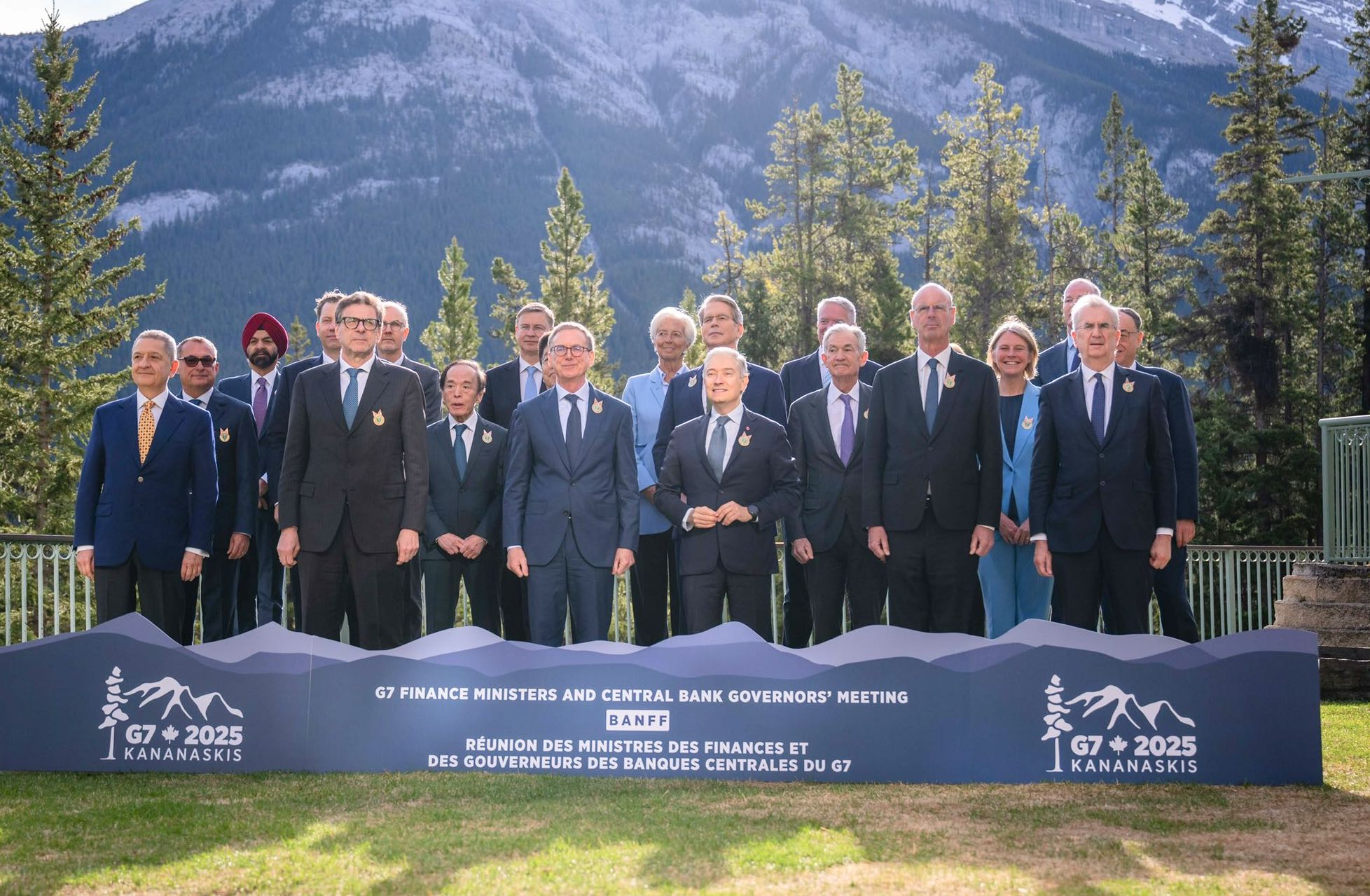 Les ministres des Finances et les gouverneurs des banques centrales des pays du G7.