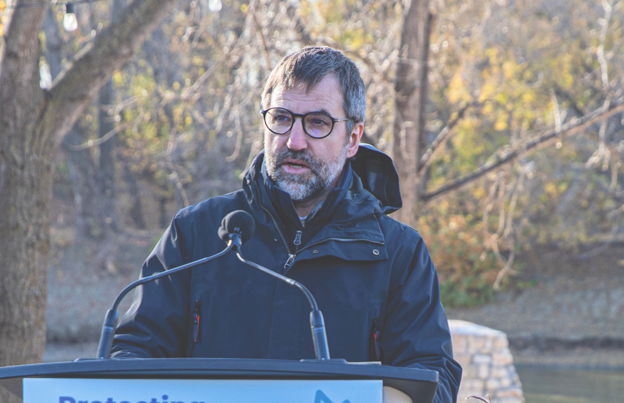 Steven Guilbeault est désormais le ministre de l’Identité et de la Culture canadienne et ministre responsable des langues officielles.