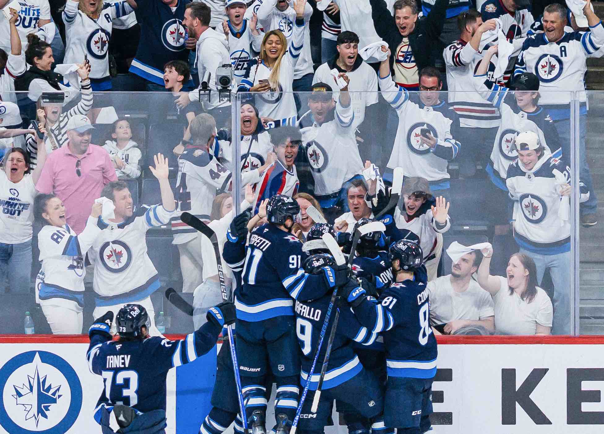 Les Jets célèbrent la victoire avec leurs partisans.