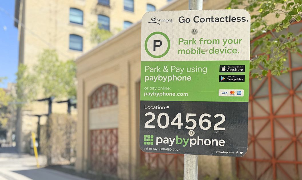 Plus de panneaux PayByPhone seront installés à mesure que les postes de paiement sont retirés, fait savoir la Ville de Winnipeg.