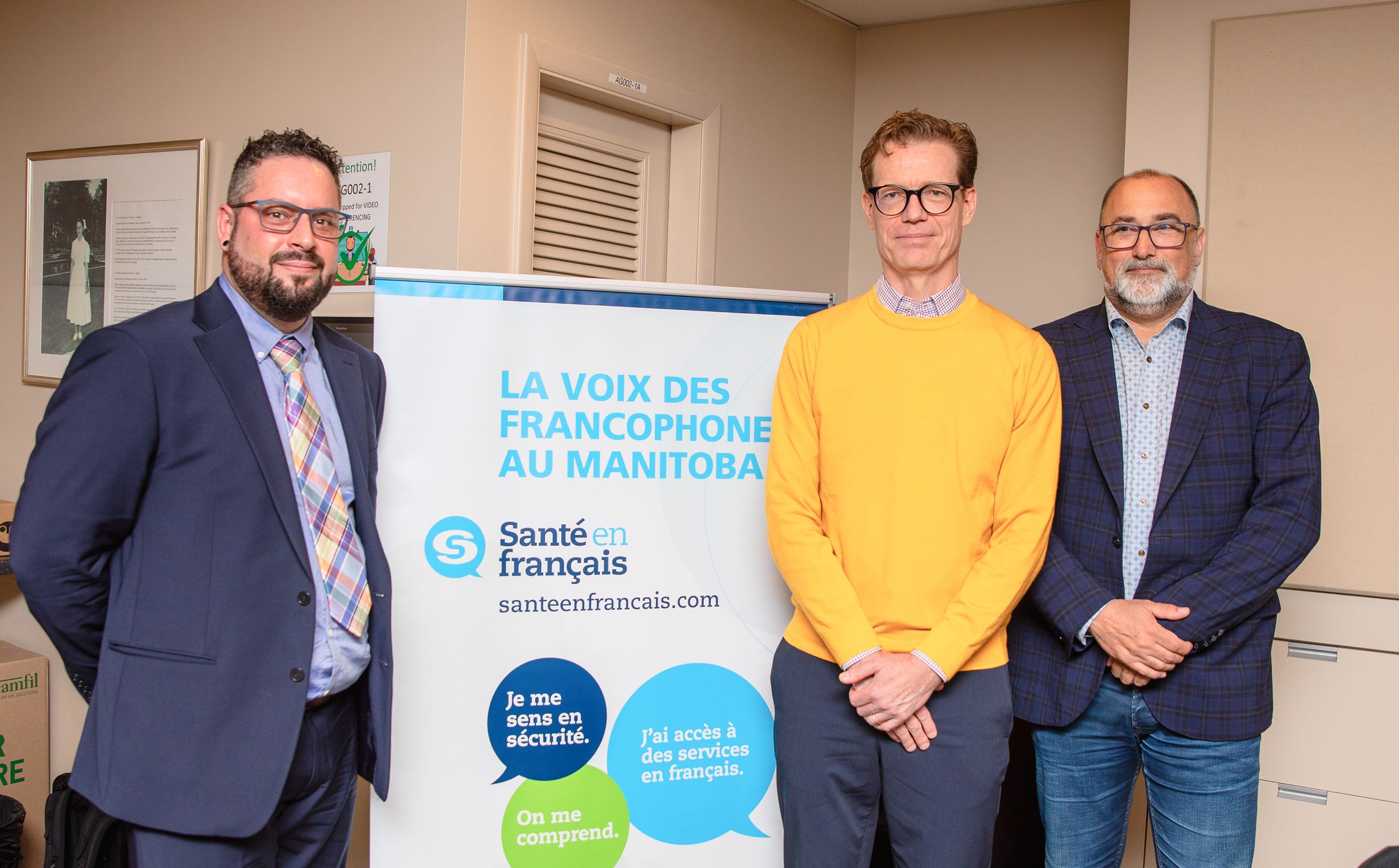 De gauche à droite : Jérémie Roberge est le directeur général de Santé en français, Stephan Hardy, président du Collectif LGBTQ* du Manitoba et Daniel Lussier, directeur général du Réseau Compassion Network.