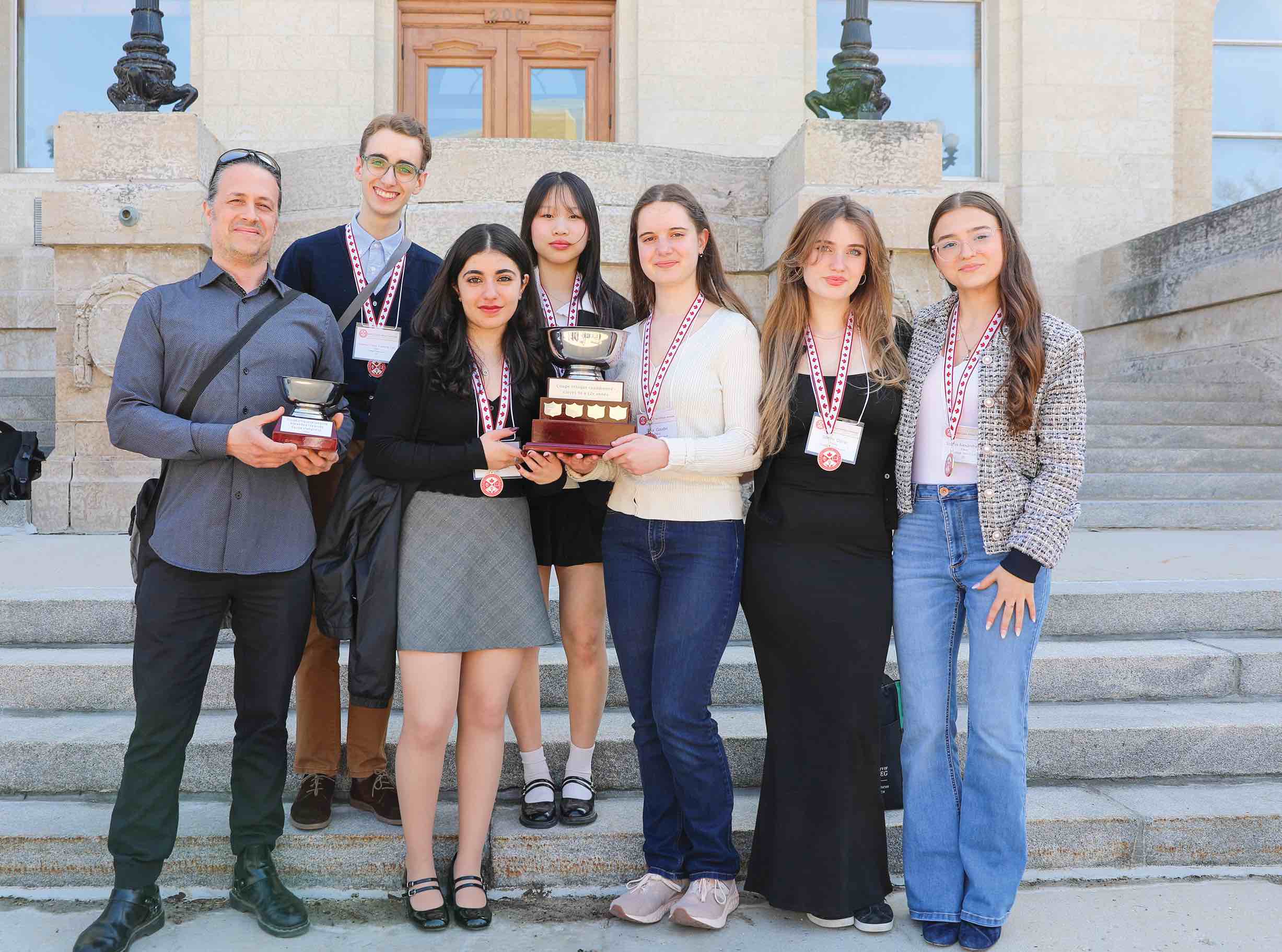 De gauche à droite : Christian Séguin, Gabriel David Ferreira Feio, Anna Hovhannisyan, Lily Zining Wang, Talia Gaudet, Sibora Dibra, Sophia Alexandra Ion.