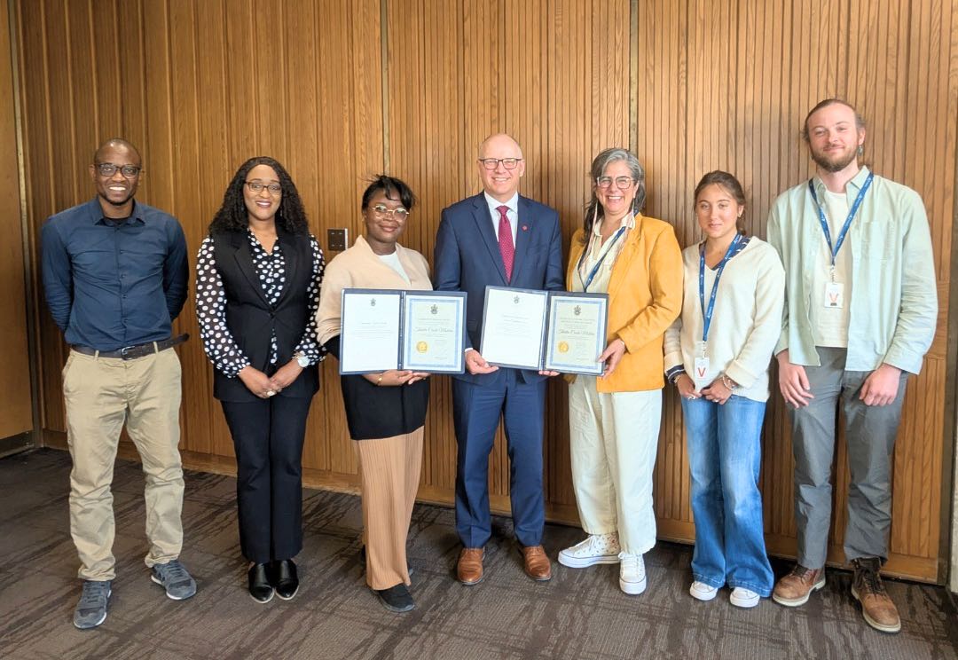 Le maire de Winnipeg Scott Gillingham donne à l'équipe du TCM le Certificat de distinction pour services communautaires.