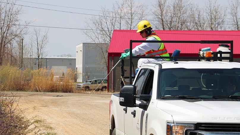 Un camion utilisé lors de l’opération de contrôle des moustiques.