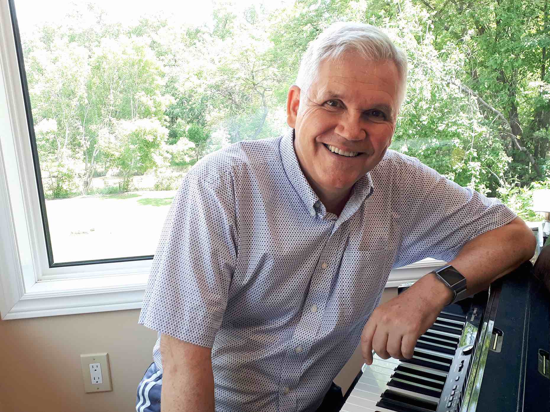 Bruce Waldie, le directeur de la chorale Les Intrépides.
