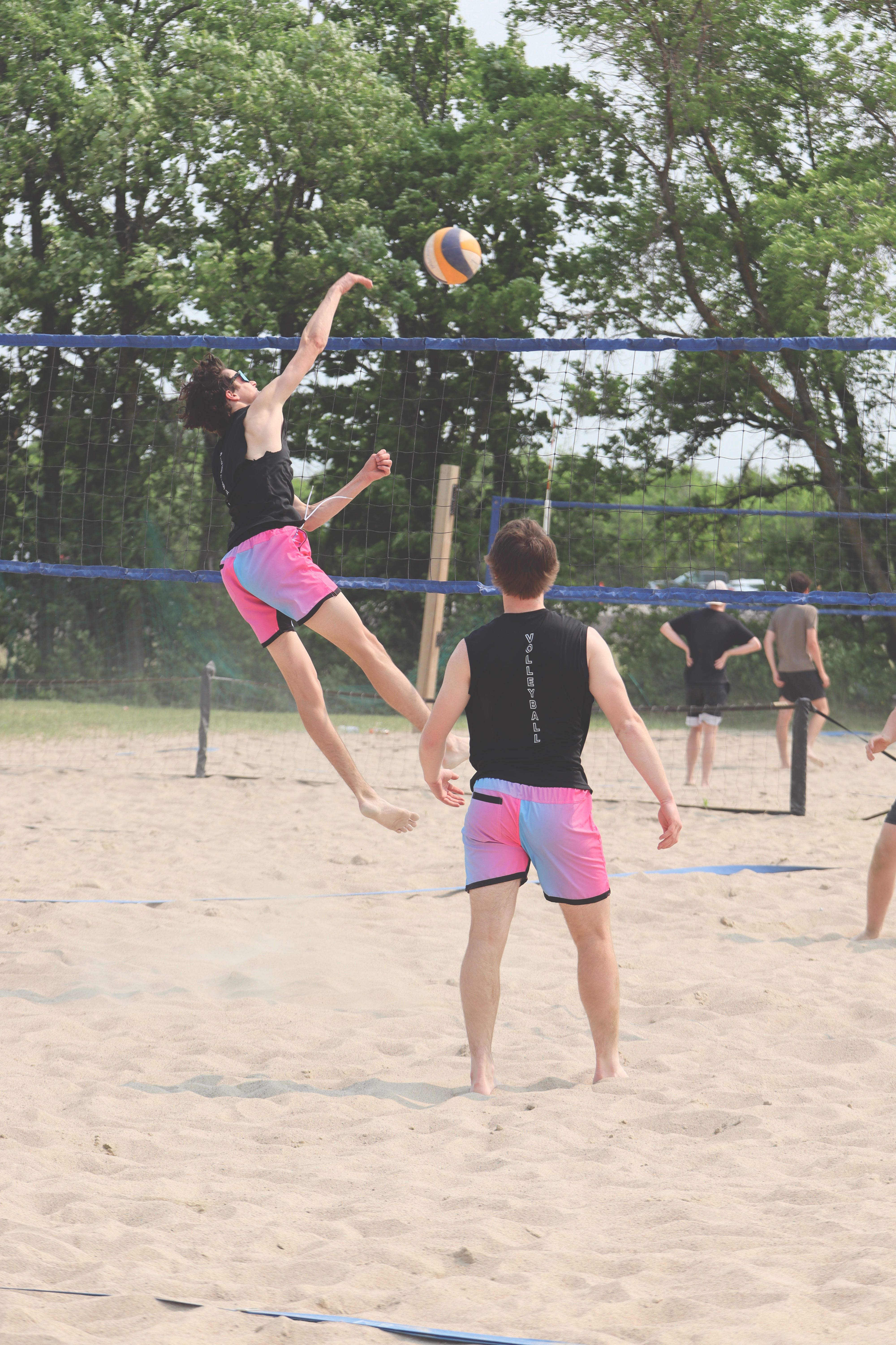 L’équipe Barnabé/Vermette jouent le volleyball de plage. 