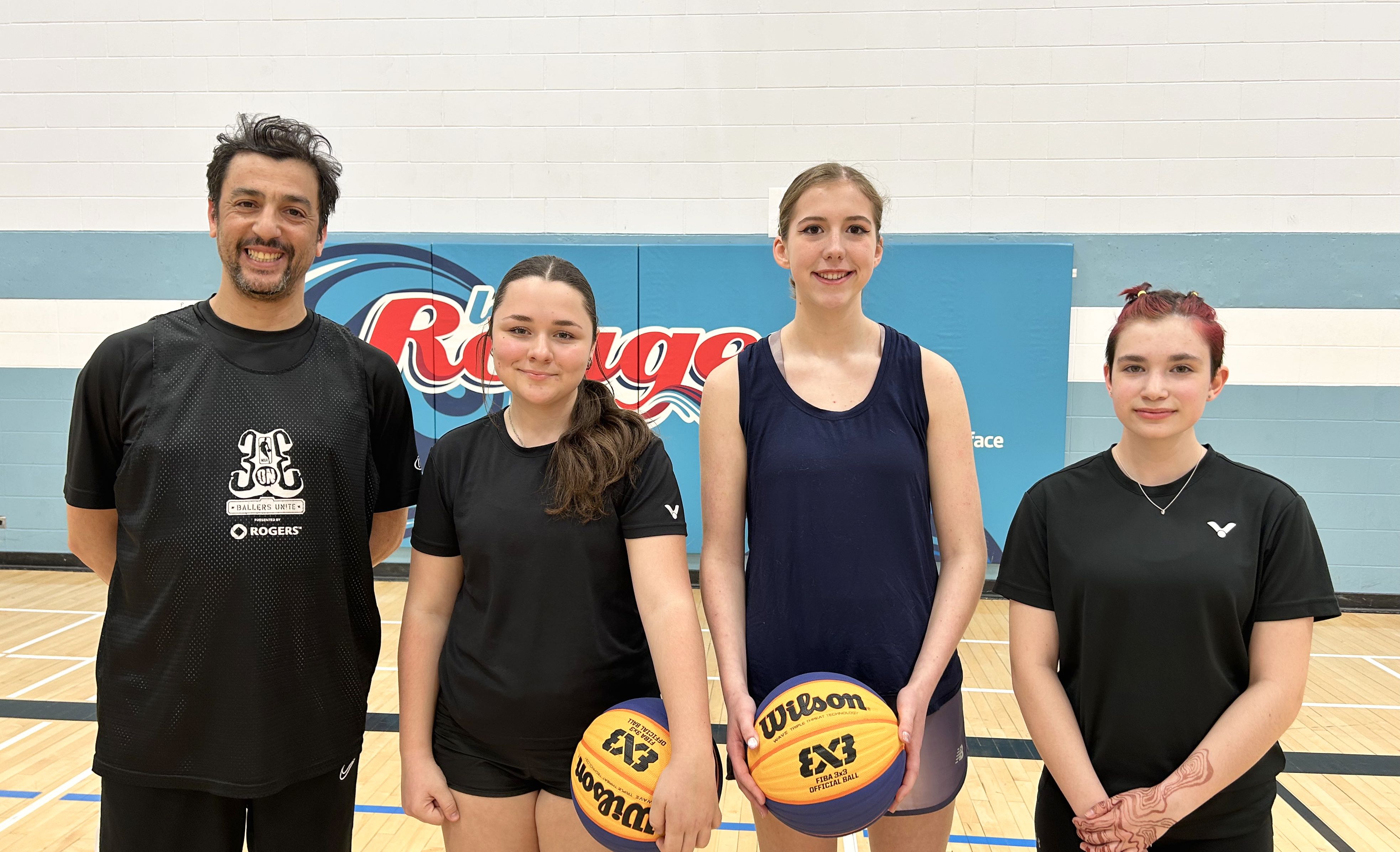 De gauche à droite : Lyes Mahdi Aknouche (entraineur de l’équipe féminine de basketball), Mia Hambleton, Liz Sharp et Cassie Grijalva. Joueuses absentes de la photo : Ashley Duhamel et Danika Steeves.