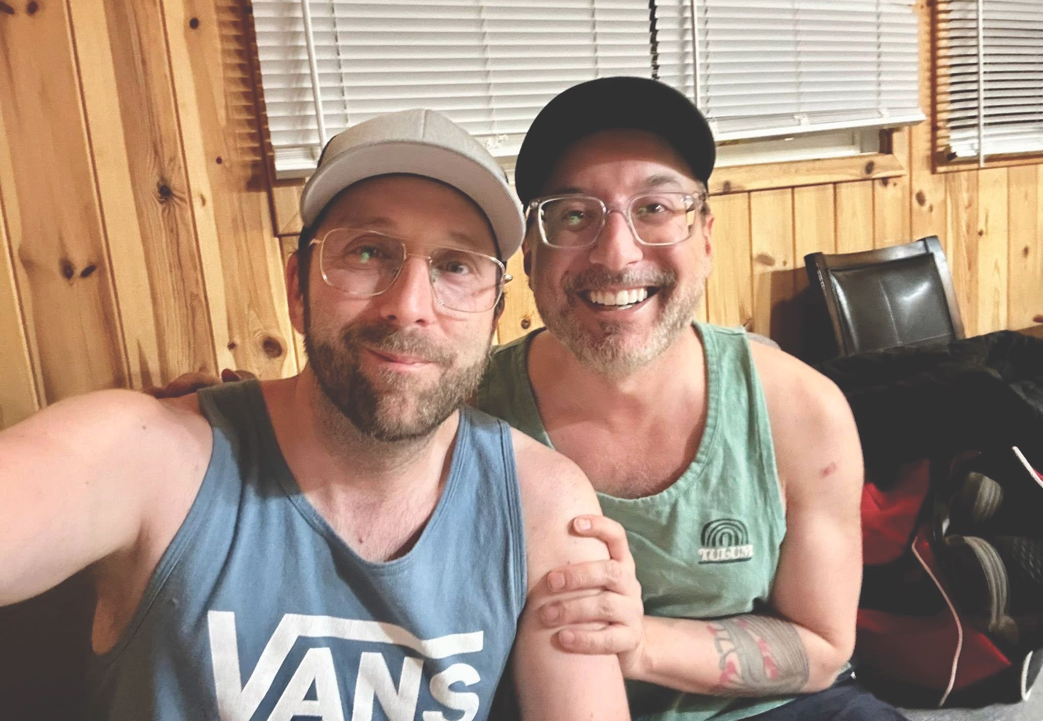 Alain Lachapelle et son mari, CC Trubiak, en sécurité dans une location en Saskatchewan, après avoir évacué Flin Flon.
