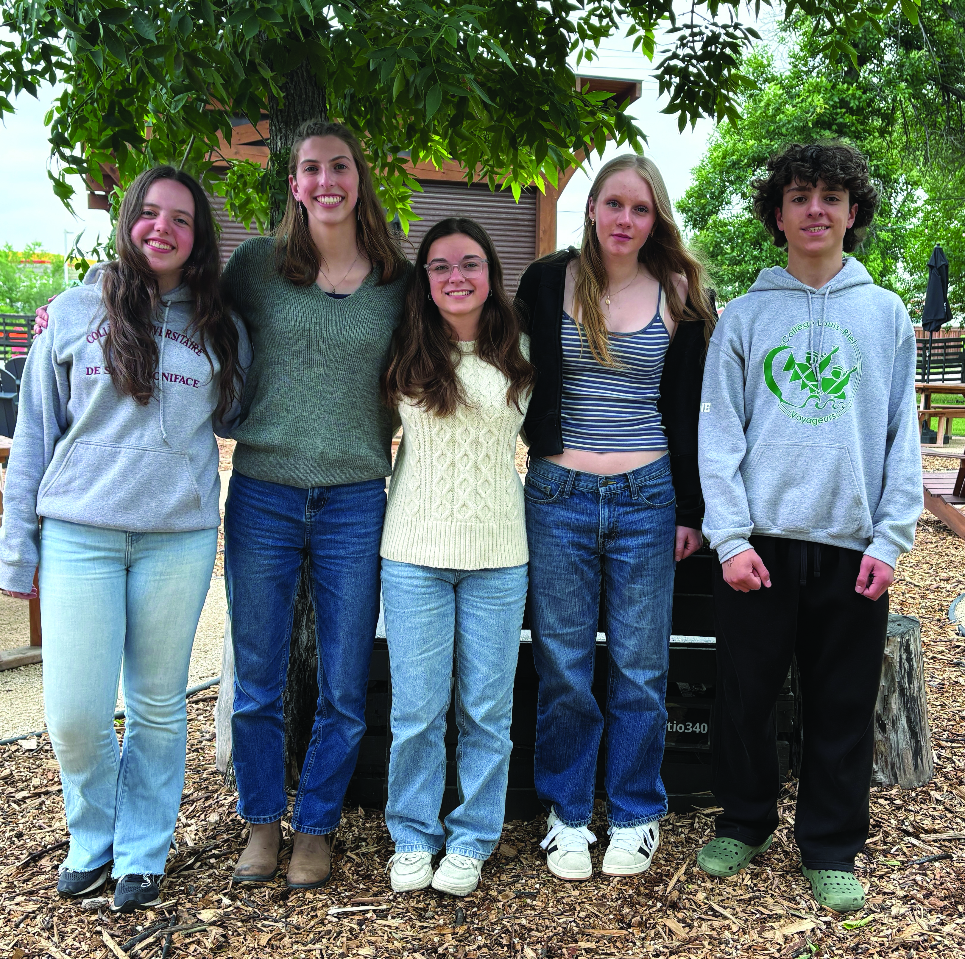 Le groupe Les Vents de l’Ouest représentera le Manitoba dans la discipline musique, aux Jeux de la francophonie canadienne, à Laval. De gauche à droite : Calia Perreault, Nathalie Delaquis, Julie Filion, Katia Swain et Antoine La Rochelle. (Photo : Gracieuseté Daniel Girard)