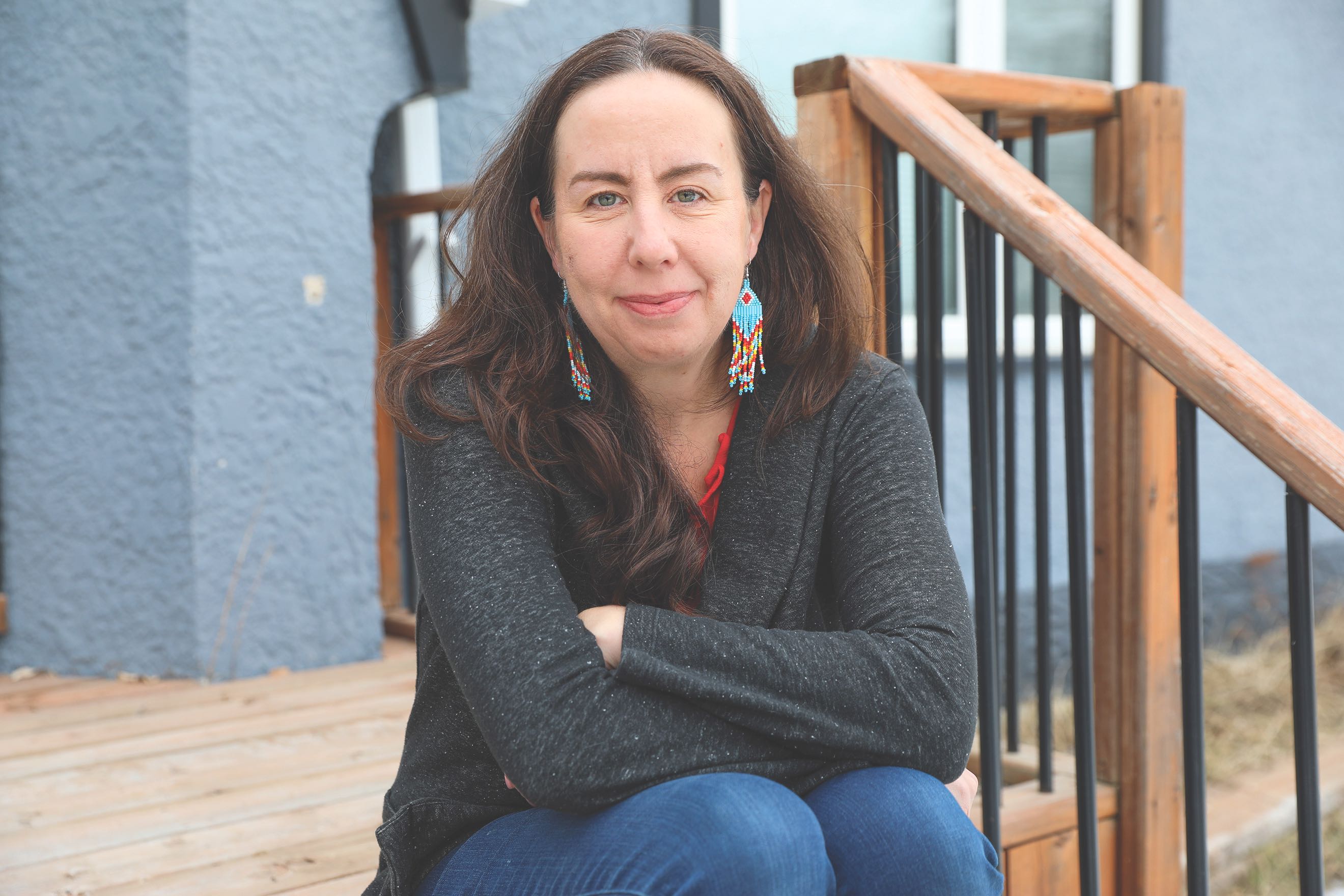 Pour l’historienne anishinaabe, Karine Duhamel, l’art permet de créer un dialogue et de sensibiliser sur l’histoire autochtone et la reconnaissance des violences coloniales.