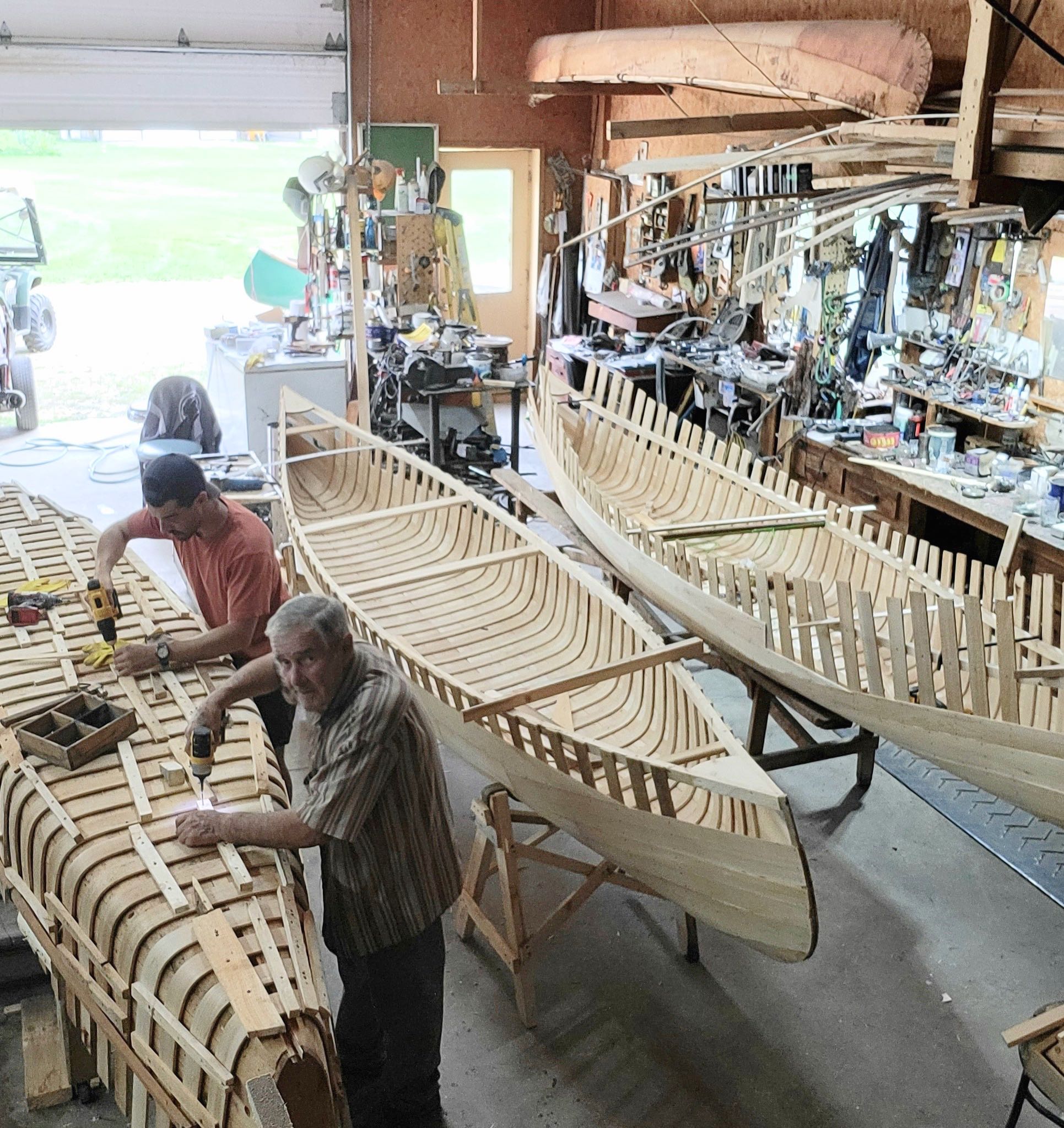 Bruno a appris les techniques de fabrication de canot grâce à l'artisan Rodrigue Pelchat.