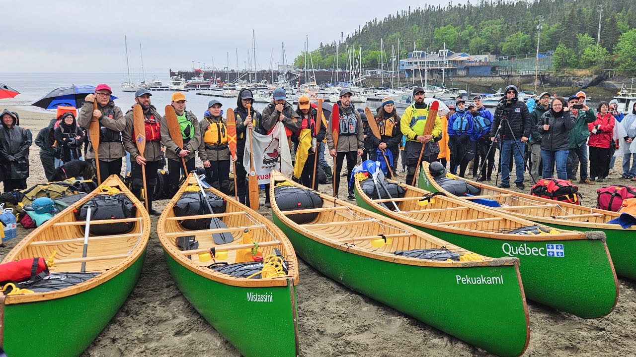 Avec leur pagaie, les 10 aventuriers avant leur départ de Tadoussac, le 31 mai. 