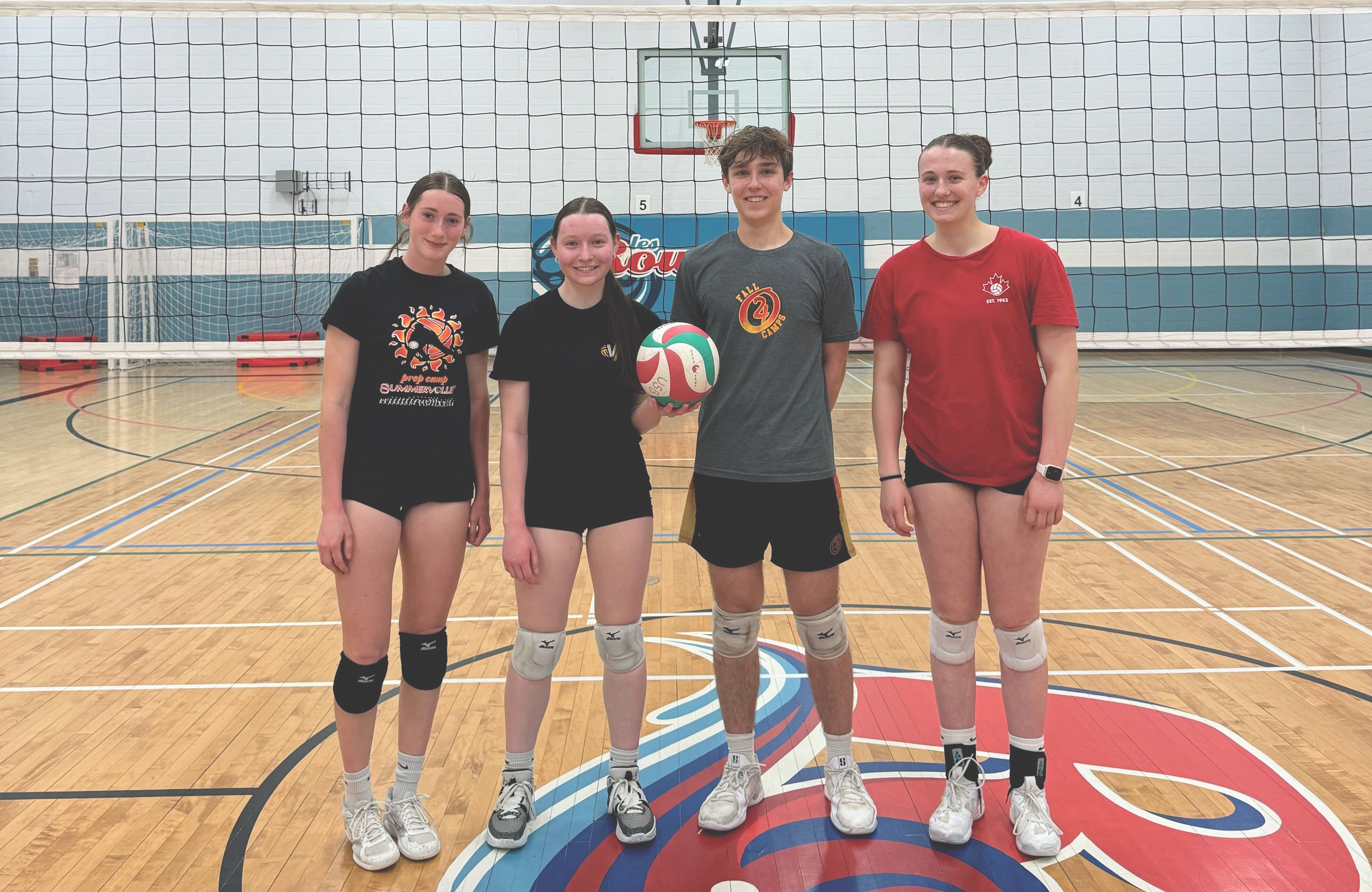 L’équipe de volleyball d’Équipe Manitoba : Élyssa Cadieux, Callie Delorme, Alec Ouimet et Andréa Fischer. Absents : Logan Barnabé et Colin Vermette.
