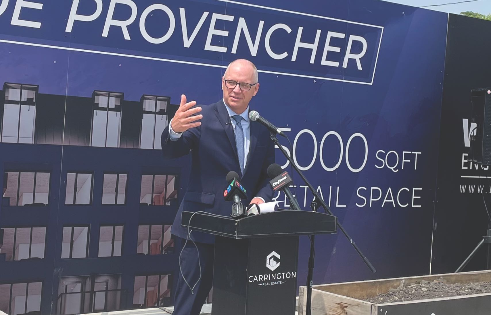 Le maire Scott Gillingham a pris la parole lors de
la pelletée.