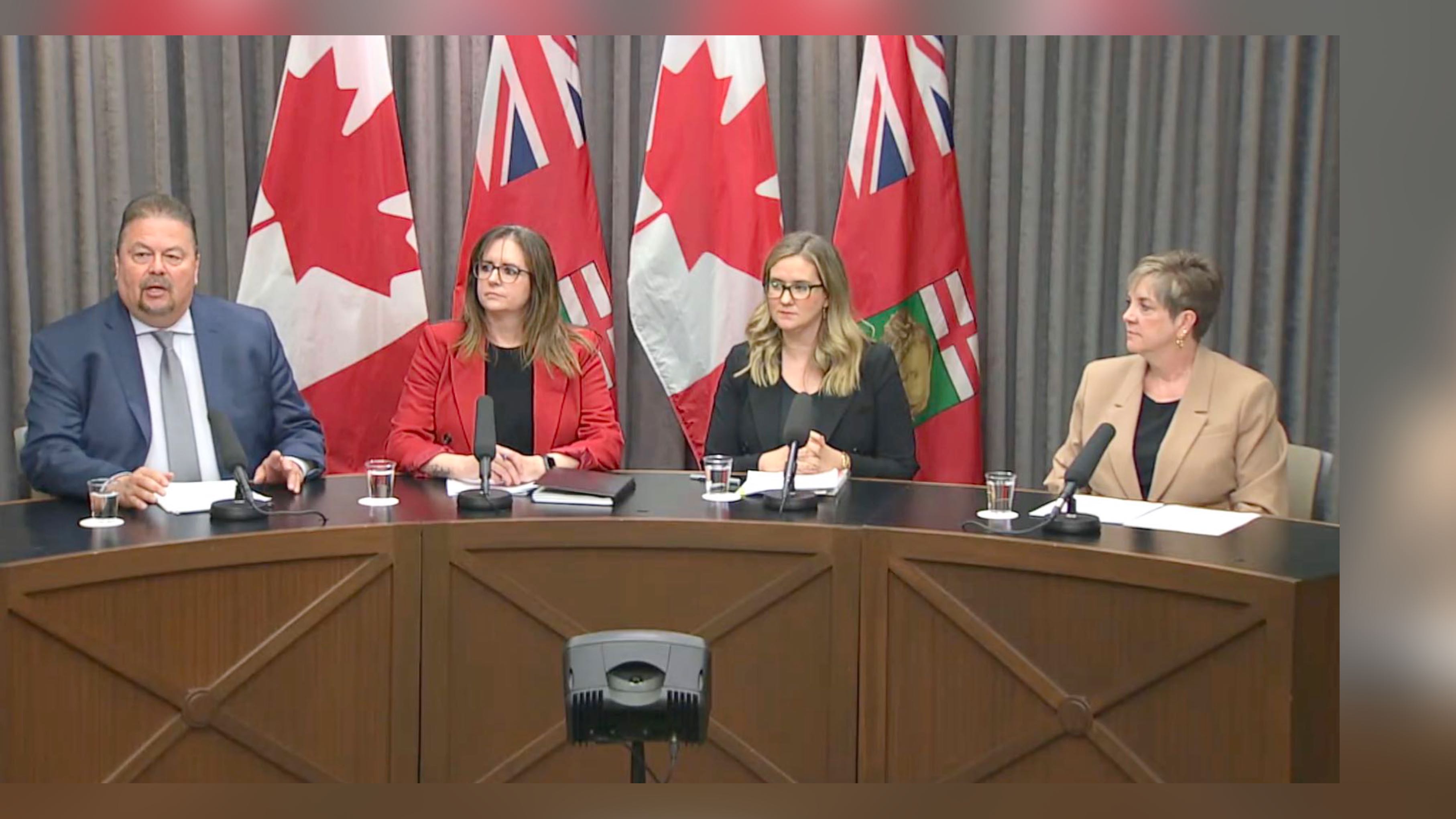 Ian Bushie, ministre des Ressources naturelles et des Futurités autochtones, Kristin Hayward, sous-ministre adjointe chargée du service des incendies de forêt au sein du ministère des Ressources naturelles et des Futurités autochtones, Christine Stevens, sous-ministre adjointe de l’organisation de gestion des situations d’urgence du Manitoba, Christine Stevens et Lisa Naylor, ministre du Transport et de l'Infrastructure et ministre de la Protection du consommateur et des Services gouvernementaux.