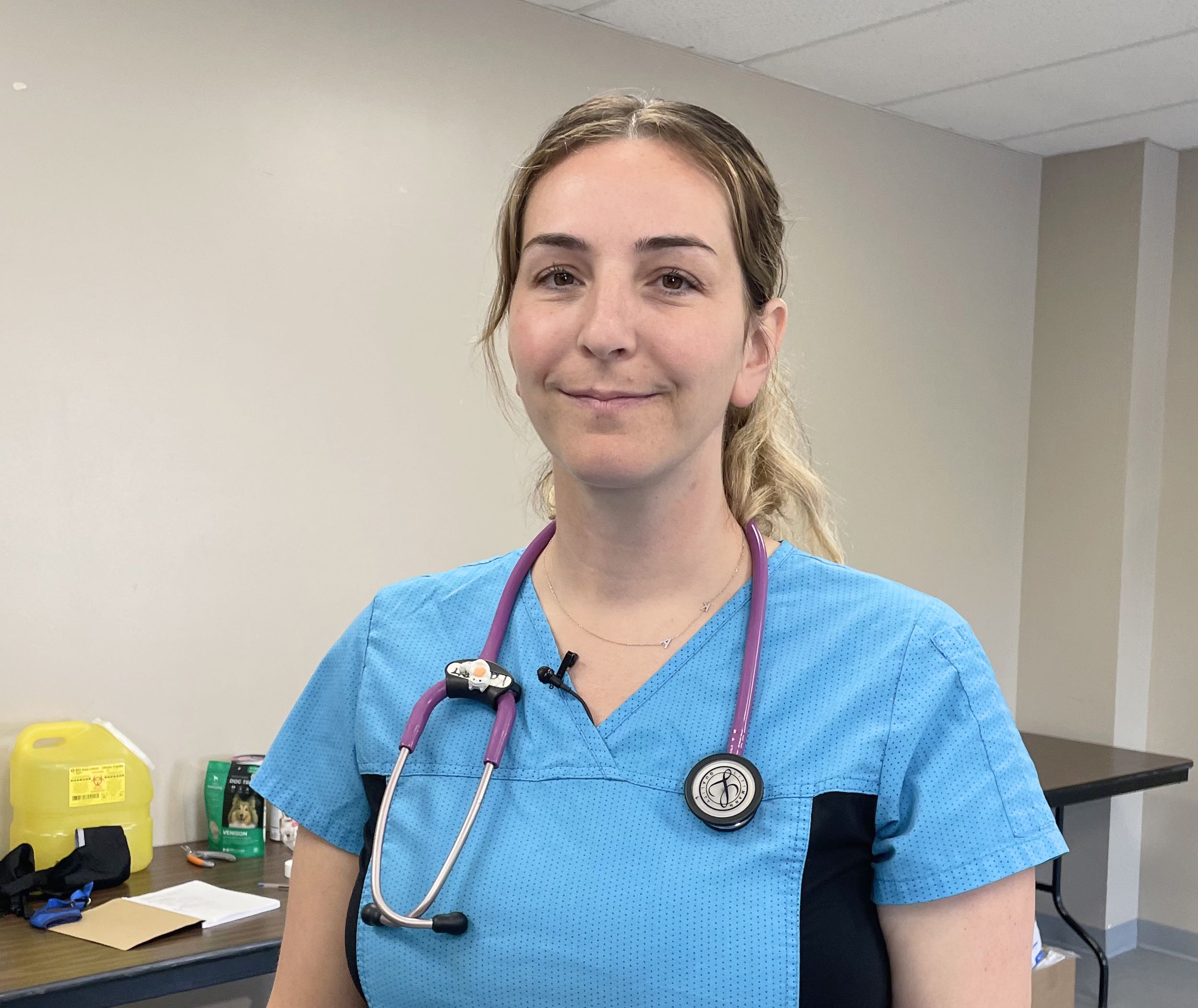 Kara Holik, technologue vétérinaire et gestionnaire médicale à la clinique vétérinaire de la Winnipeg Humane Society.