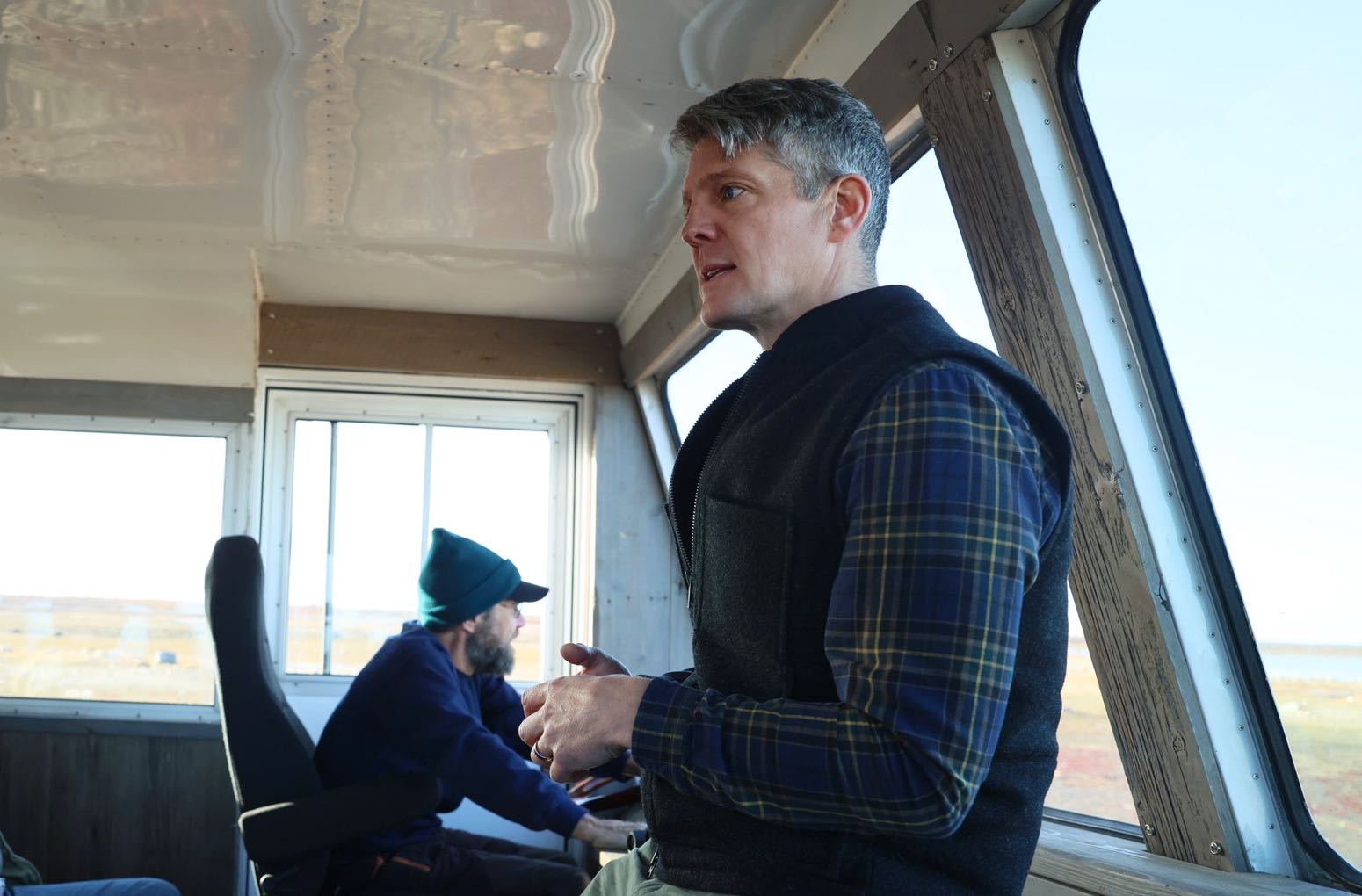 Au premier plan John Gunter lors d'une visite dans la région arctique.