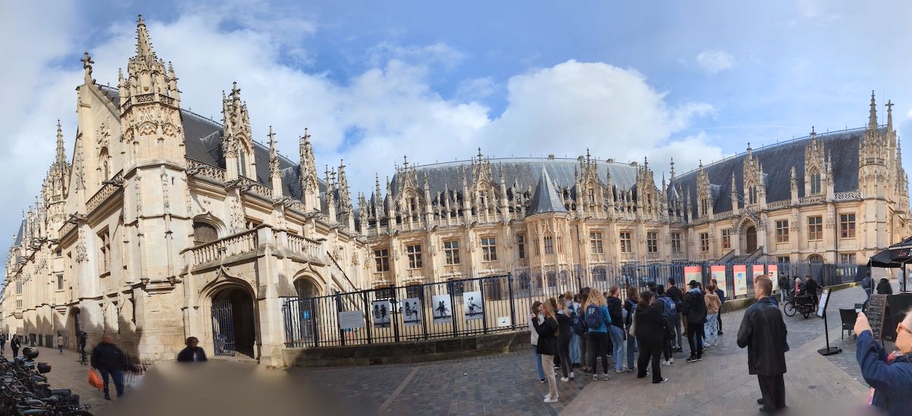 Des élèves du Collège Pierre-Elliott Trudeau se sont rendus en France en mars 2023, où ils ont entre autres visité Rouen et son palais de justice.