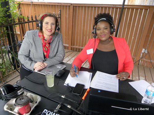 Patricia Bitu Tshikudi (droite) à la barre de l'émission L'Actuel en 2015, avec sa collègue, l'animatrice Carla Oliveira. (Photo: Archives La Liberté)