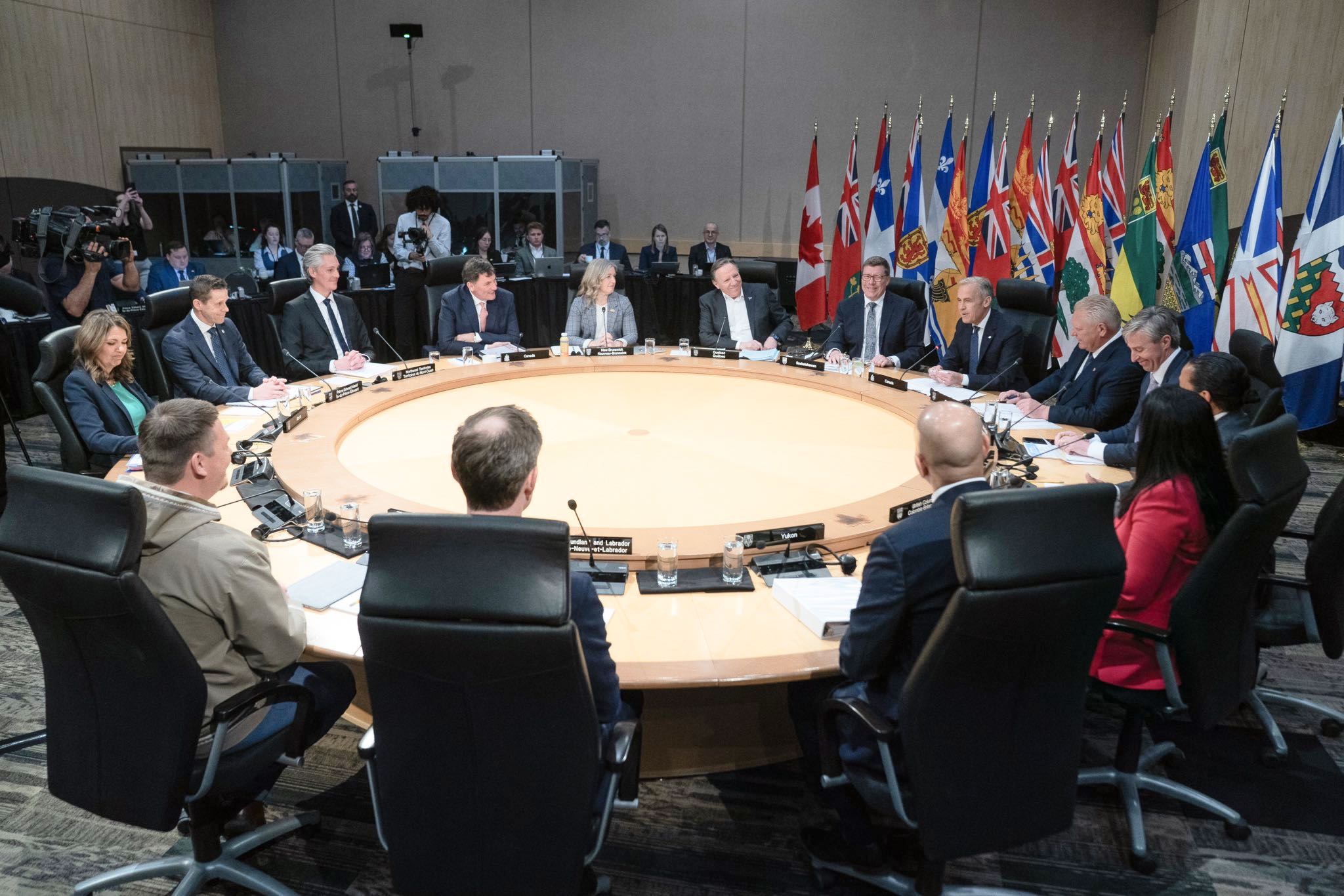 Le premier ministre du Canada, des provinces et des territoires pendant leur rencontre.