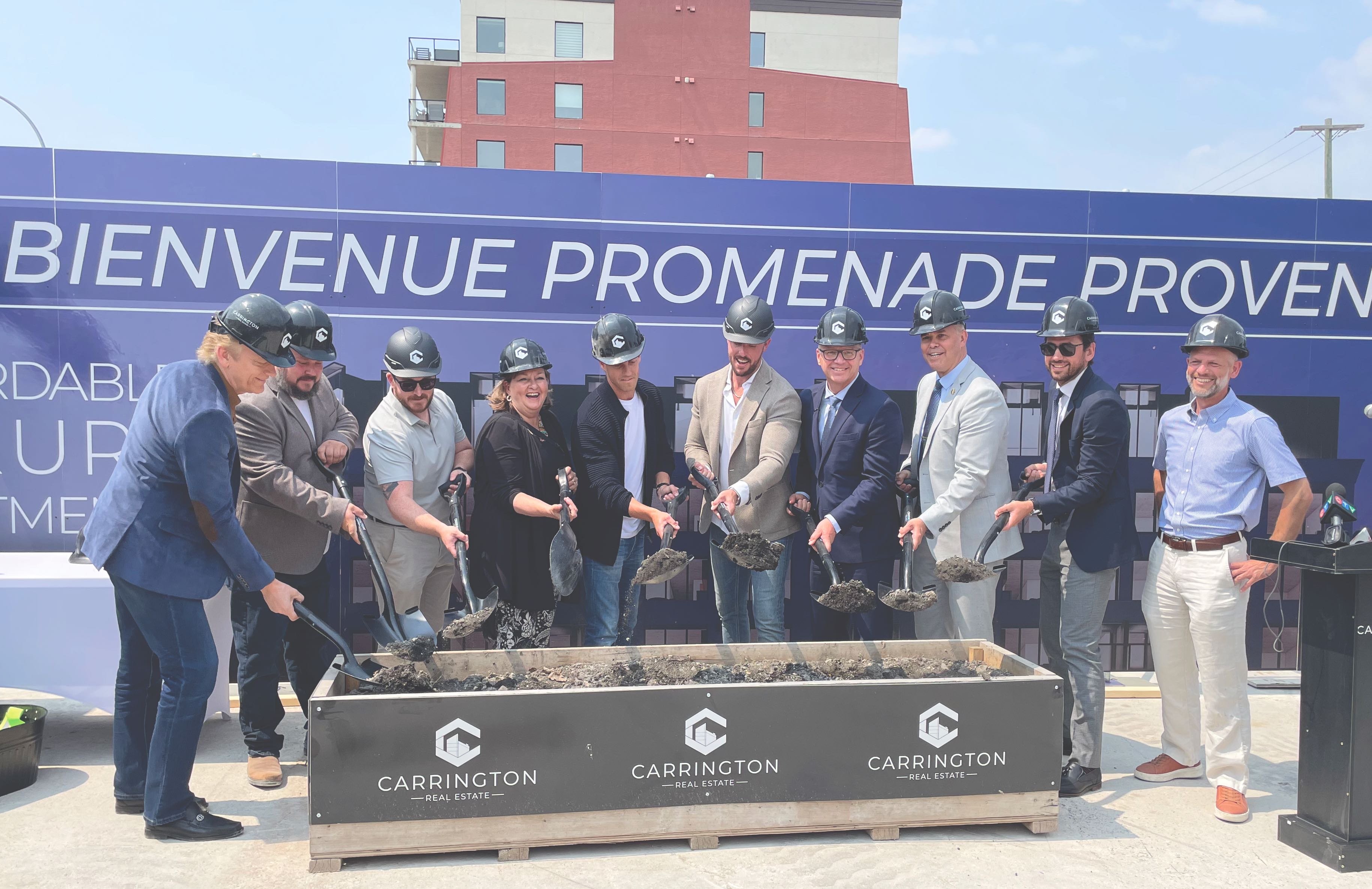 Les représentants du projet Promenade Provencher marquent le début de la construction.