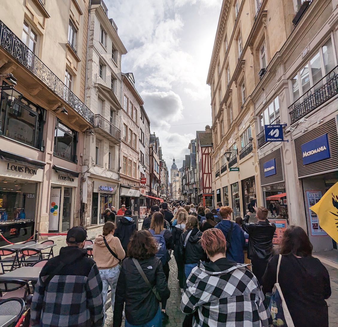 Des élèves du Collège Pierre-Elliott Trudeau marchant dans le centre-ville de Rouen en France, en mars 2023. 