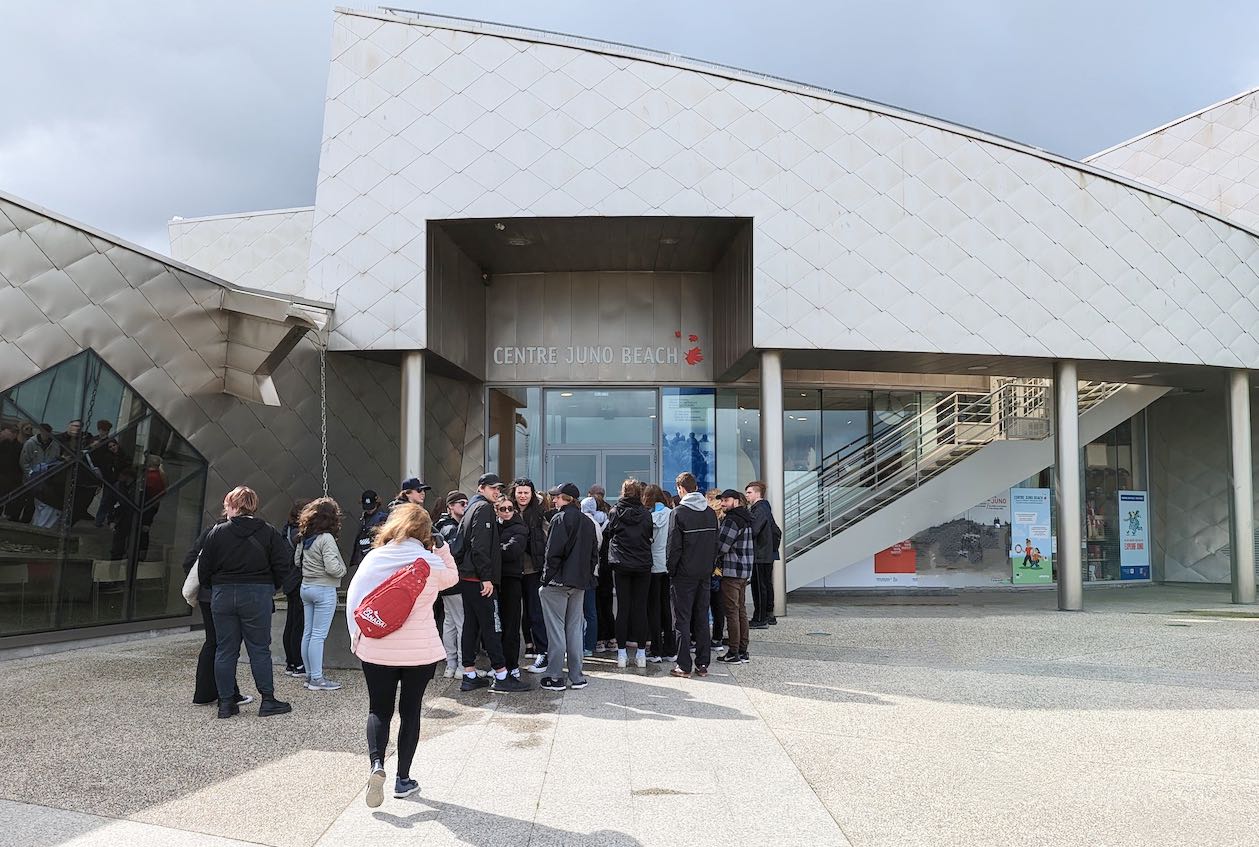 En voyage en France en mars 2023, des élèves du Collège Pierre-Elliott Trudeau ont visité le Centre Juno Beach en Normandie. 
